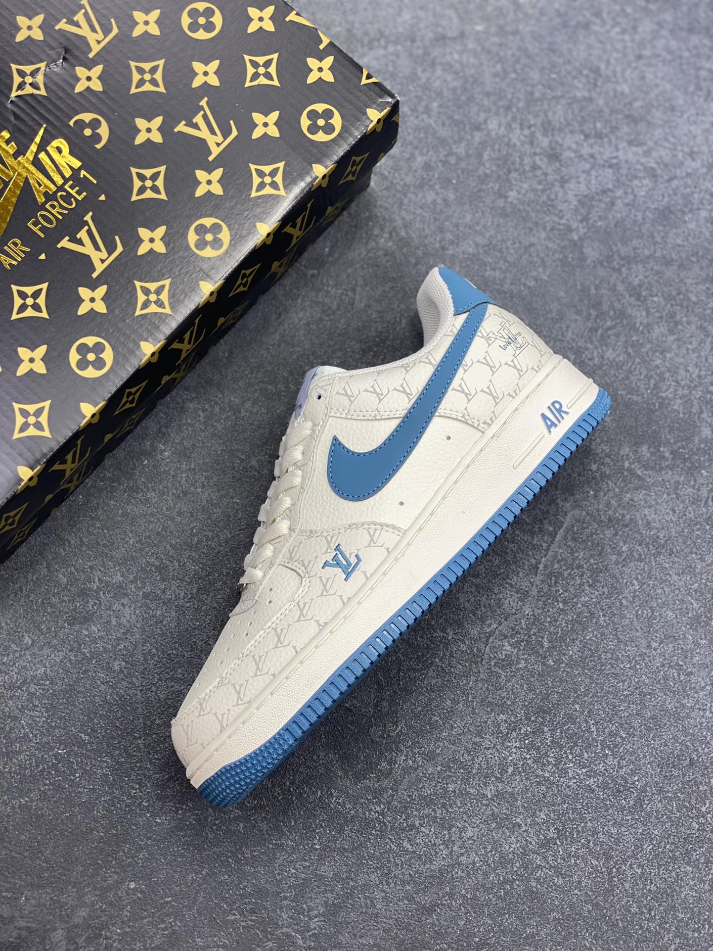 图片[7]-NIke Air Force 1 \’07 Low “LV联名——海湾蓝印花”空军一号 低帮 运动鞋 休闲鞋 折边针车 工艺难度大 原楦头原纸板 原装鞋盒 定制五金配件 内置全掌气垫 原厂鞋底 货号：BZ6880-105 尺码：36 36.5 37.5 38 38.5 39 40 40.5 41 42 42.5 43 44 44.5 45-选品中心