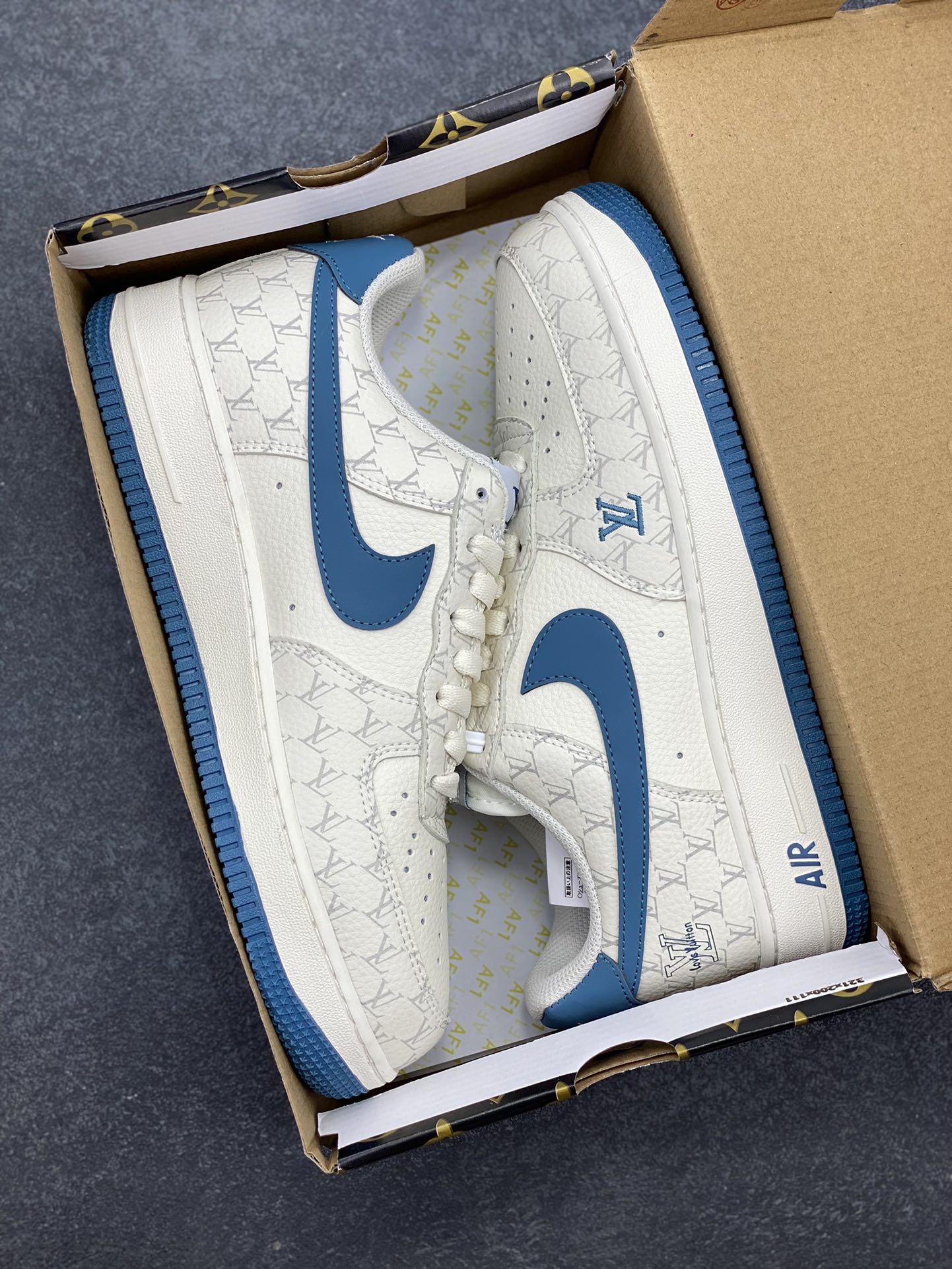 图片[9]-NIke Air Force 1 \’07 Low “LV联名——海湾蓝印花”空军一号 低帮 运动鞋 休闲鞋 折边针车 工艺难度大 原楦头原纸板 原装鞋盒 定制五金配件 内置全掌气垫 原厂鞋底 货号：BZ6880-105 尺码：36 36.5 37.5 38 38.5 39 40 40.5 41 42 42.5 43 44 44.5 45-选品中心