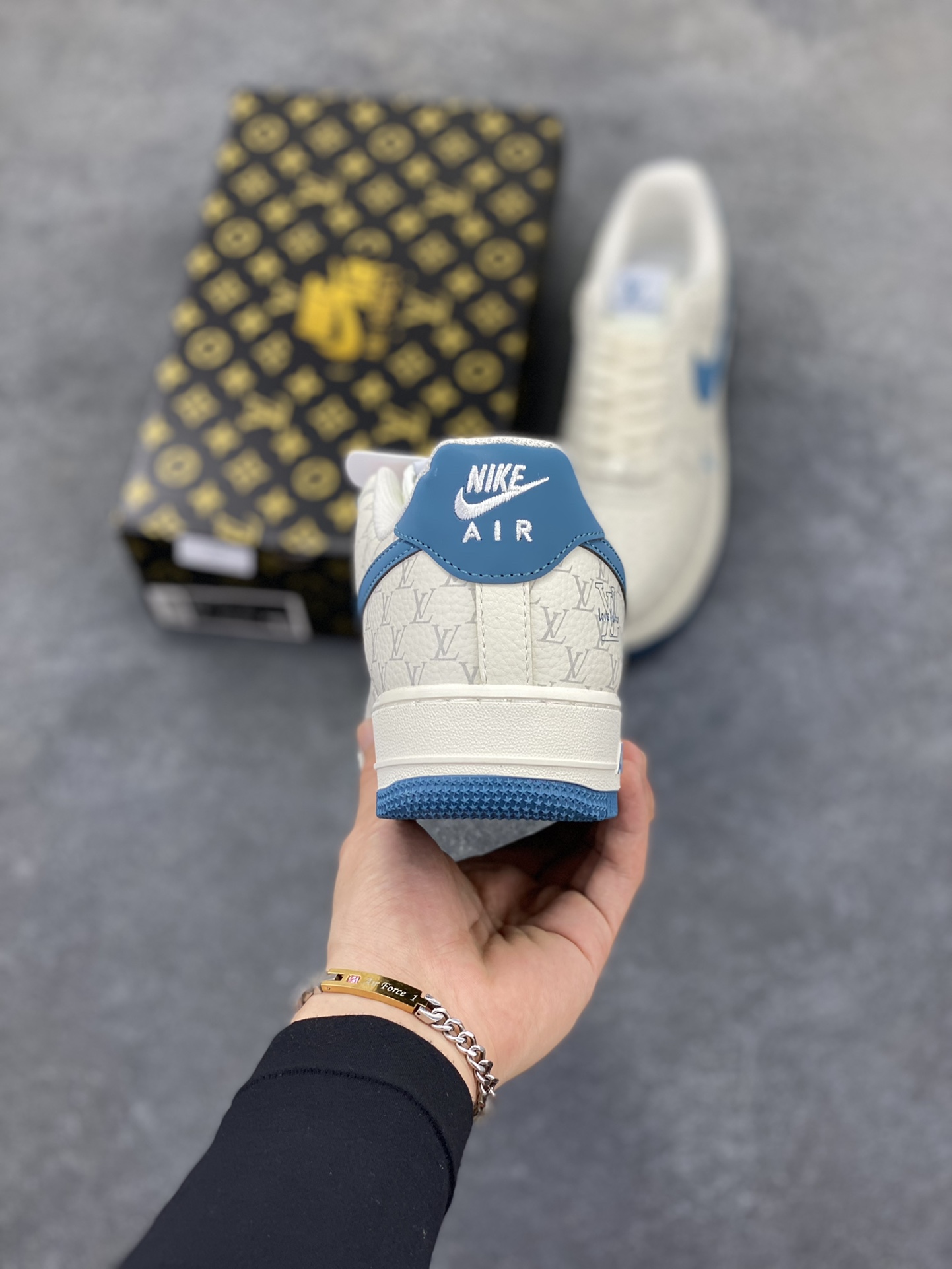 图片[4]-NIke Air Force 1 \’07 Low “LV联名——海湾蓝印花”空军一号 低帮 运动鞋 休闲鞋 折边针车 工艺难度大 原楦头原纸板 原装鞋盒 定制五金配件 内置全掌气垫 原厂鞋底 货号：BZ6880-105 尺码：36 36.5 37.5 38 38.5 39 40 40.5 41 42 42.5 43 44 44.5 45-选品中心