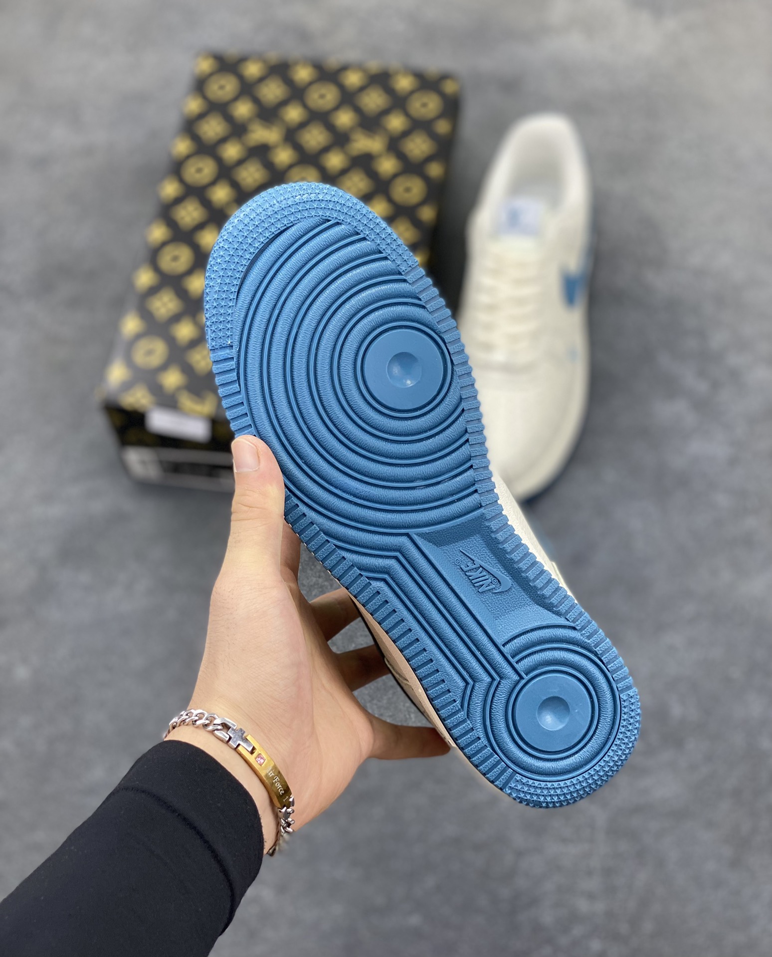 图片[5]-NIke Air Force 1 \’07 Low “LV联名——海湾蓝印花”空军一号 低帮 运动鞋 休闲鞋 折边针车 工艺难度大 原楦头原纸板 原装鞋盒 定制五金配件 内置全掌气垫 原厂鞋底 货号：BZ6880-105 尺码：36 36.5 37.5 38 38.5 39 40 40.5 41 42 42.5 43 44 44.5 45-选品中心
