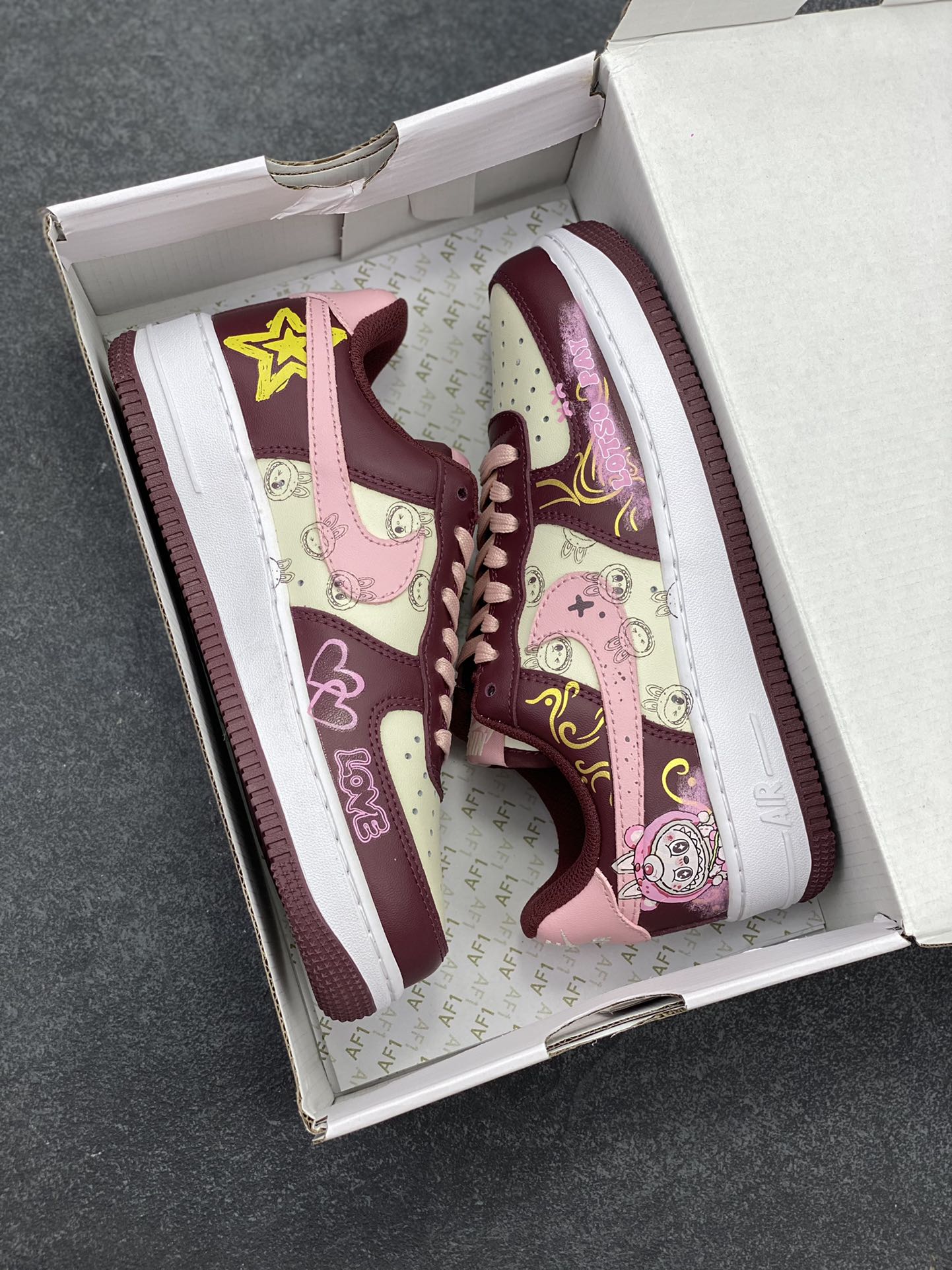 图片[9]-手绘涂鸦“莓红漫绘”Nike Air Force 1 “Berry Red ”空军一号定制板鞋 以酒红为主色调，糅合粉调，似莓果般漾着甜美元气。鞋身图案如漫绘创作般灵动，线条与元素交织，为经典鞋型注入鲜活创意，在保留耐克舒适与质感的同时，用色彩与图案碰撞出独特潮流感，是时尚与个性兼具的穿搭利器 货号：FD9925-611 尺码：36 36.5 37.5 38 38.5 39 40 40.5 41 42 42.5 43 44 44.5 45-选品中心