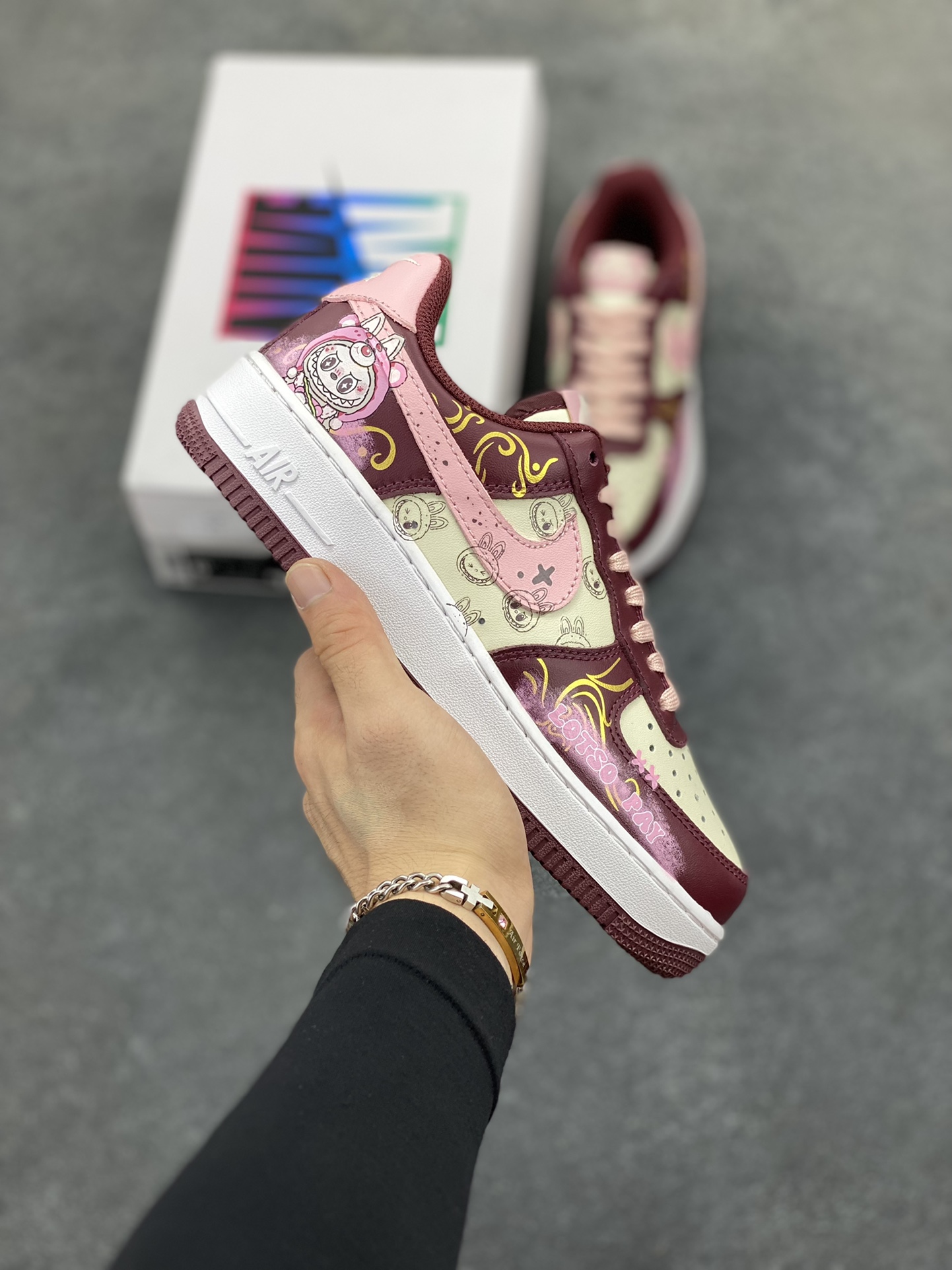手绘涂鸦“莓红漫绘”Nike Air Force 1 “Berry Red ”空军一号定制板鞋 以酒红为主色调，糅合粉调，似莓果般漾着甜美元气。鞋身图案如漫绘创作般灵动，线条与元素交织，为经典鞋型注入鲜活创意，在保留耐克舒适与质感的同时，用色彩与图案碰撞出独特潮流感，是时尚与个性兼具的穿搭利器 货号：FD9925-611 尺码：36 36.5 37.5 38 38.5 39 40 40.5 41 42 42.5 43 44 44.5 45-选品中心