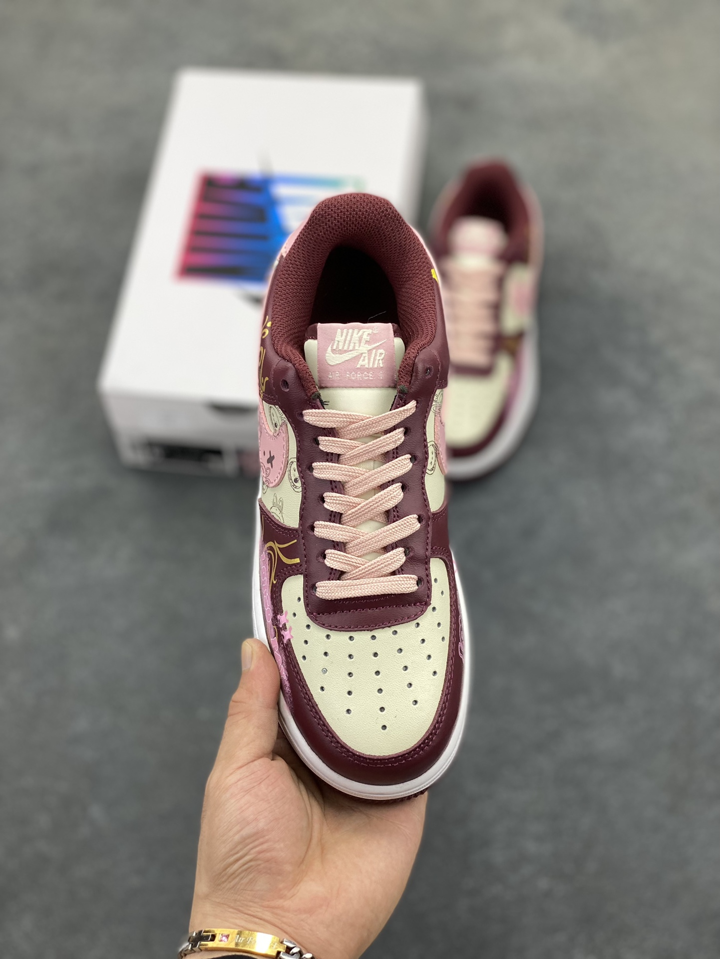图片[2]-手绘涂鸦“莓红漫绘”Nike Air Force 1 “Berry Red ”空军一号定制板鞋 以酒红为主色调，糅合粉调，似莓果般漾着甜美元气。鞋身图案如漫绘创作般灵动，线条与元素交织，为经典鞋型注入鲜活创意，在保留耐克舒适与质感的同时，用色彩与图案碰撞出独特潮流感，是时尚与个性兼具的穿搭利器 货号：FD9925-611 尺码：36 36.5 37.5 38 38.5 39 40 40.5 41 42 42.5 43 44 44.5 45-选品中心