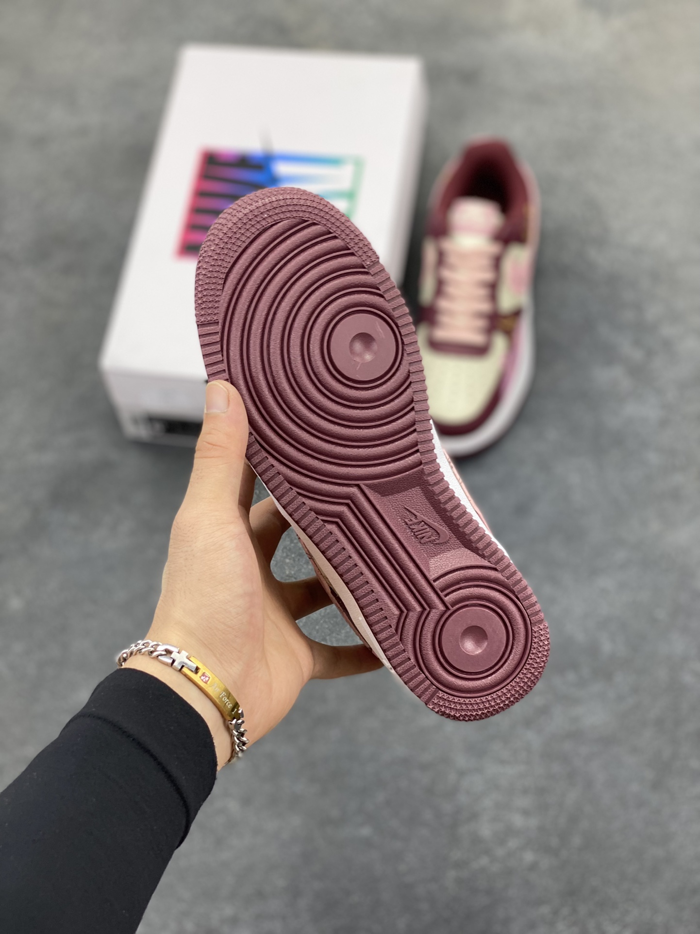 图片[5]-手绘涂鸦“莓红漫绘”Nike Air Force 1 “Berry Red ”空军一号定制板鞋 以酒红为主色调，糅合粉调，似莓果般漾着甜美元气。鞋身图案如漫绘创作般灵动，线条与元素交织，为经典鞋型注入鲜活创意，在保留耐克舒适与质感的同时，用色彩与图案碰撞出独特潮流感，是时尚与个性兼具的穿搭利器 货号：FD9925-611 尺码：36 36.5 37.5 38 38.5 39 40 40.5 41 42 42.5 43 44 44.5 45-选品中心