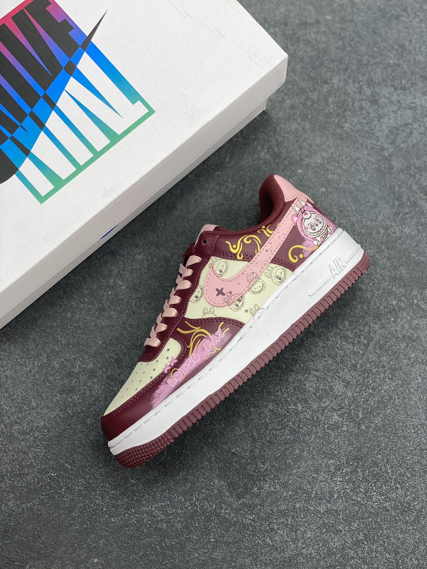 图片[7]-手绘涂鸦“莓红漫绘”Nike Air Force 1 “Berry Red ”空军一号定制板鞋 以酒红为主色调，糅合粉调，似莓果般漾着甜美元气。鞋身图案如漫绘创作般灵动，线条与元素交织，为经典鞋型注入鲜活创意，在保留耐克舒适与质感的同时，用色彩与图案碰撞出独特潮流感，是时尚与个性兼具的穿搭利器 货号：FD9925-611 尺码：36 36.5 37.5 38 38.5 39 40 40.5 41 42 42.5 43 44 44.5 45-选品中心