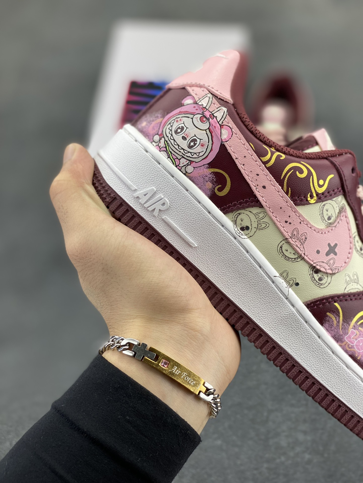 图片[6]-手绘涂鸦“莓红漫绘”Nike Air Force 1 “Berry Red ”空军一号定制板鞋 以酒红为主色调，糅合粉调，似莓果般漾着甜美元气。鞋身图案如漫绘创作般灵动，线条与元素交织，为经典鞋型注入鲜活创意，在保留耐克舒适与质感的同时，用色彩与图案碰撞出独特潮流感，是时尚与个性兼具的穿搭利器 货号：FD9925-611 尺码：36 36.5 37.5 38 38.5 39 40 40.5 41 42 42.5 43 44 44.5 45-选品中心