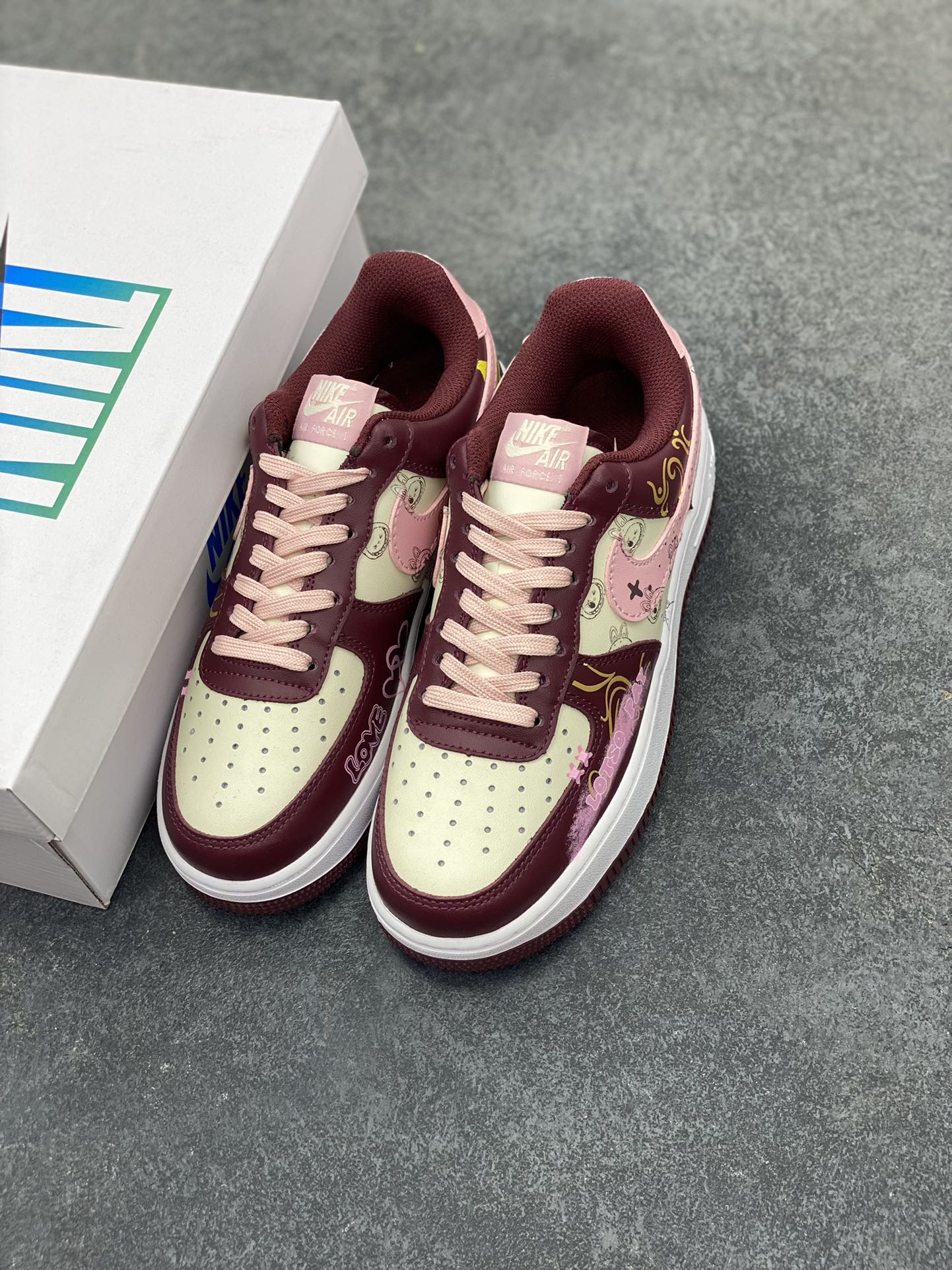 图片[8]-手绘涂鸦“莓红漫绘”Nike Air Force 1 “Berry Red ”空军一号定制板鞋 以酒红为主色调，糅合粉调，似莓果般漾着甜美元气。鞋身图案如漫绘创作般灵动，线条与元素交织，为经典鞋型注入鲜活创意，在保留耐克舒适与质感的同时，用色彩与图案碰撞出独特潮流感，是时尚与个性兼具的穿搭利器 货号：FD9925-611 尺码：36 36.5 37.5 38 38.5 39 40 40.5 41 42 42.5 43 44 44.5 45-选品中心