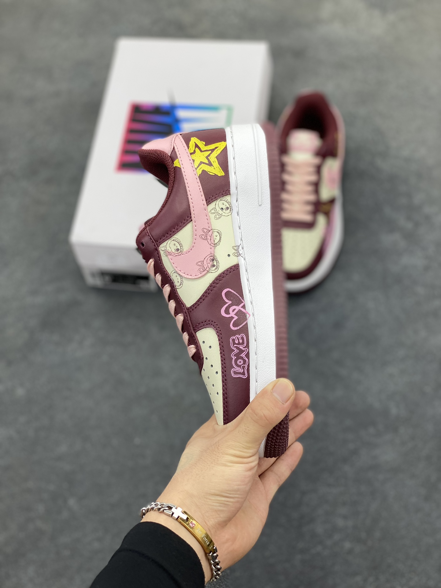 图片[3]-手绘涂鸦“莓红漫绘”Nike Air Force 1 “Berry Red ”空军一号定制板鞋 以酒红为主色调，糅合粉调，似莓果般漾着甜美元气。鞋身图案如漫绘创作般灵动，线条与元素交织，为经典鞋型注入鲜活创意，在保留耐克舒适与质感的同时，用色彩与图案碰撞出独特潮流感，是时尚与个性兼具的穿搭利器 货号：FD9925-611 尺码：36 36.5 37.5 38 38.5 39 40 40.5 41 42 42.5 43 44 44.5 45-选品中心