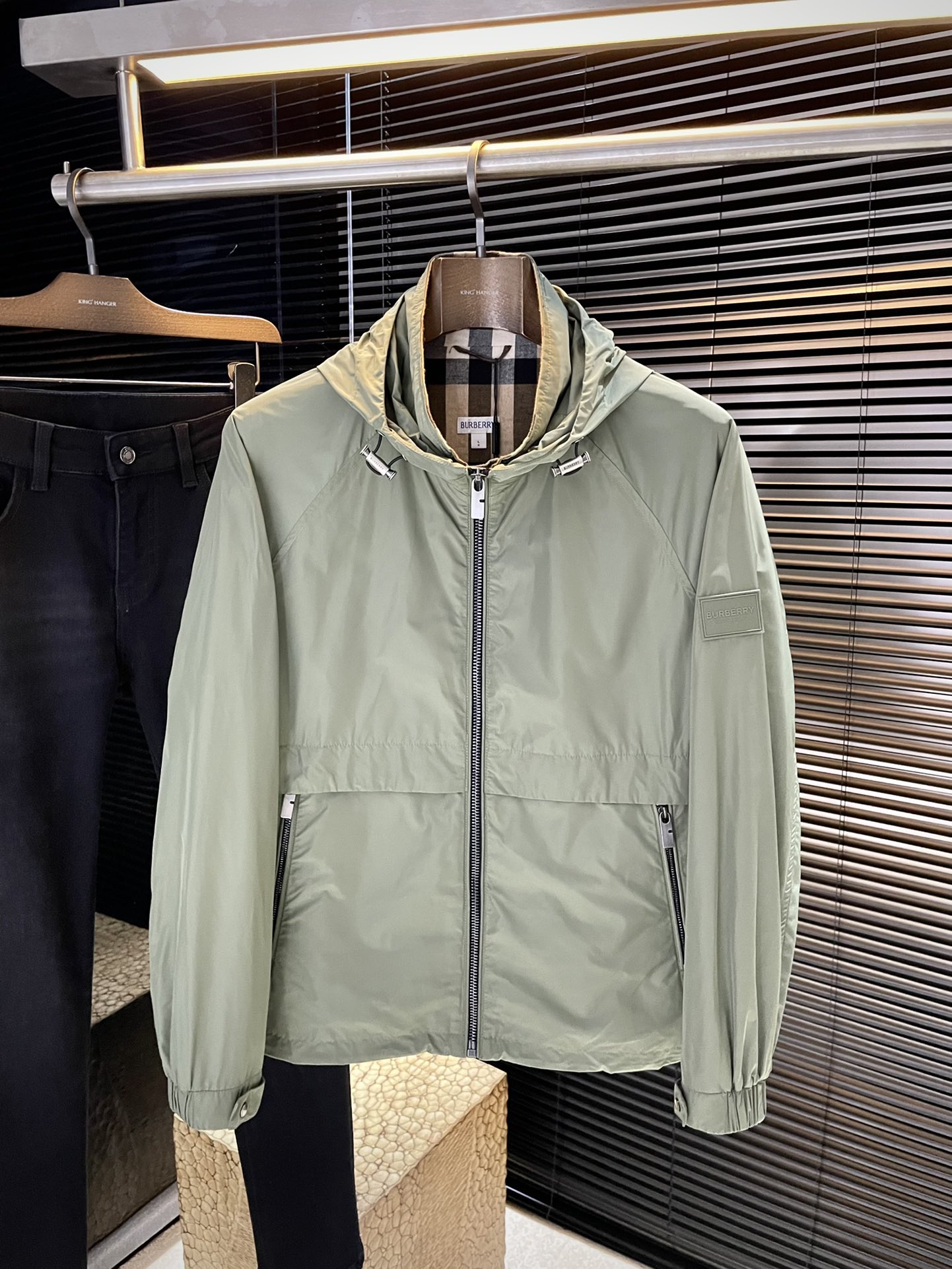 NO:510575,P Burber’s big recommendation!  2025 autumn new products are released simultaneously on the official website. Simple and elegant jackets are imported. The original high-quality polyester fiber fabric is definitely refreshing. The placket design makes it more youthful and energetic. The turning work is neat and flat. All hardware accessories are top-grade accessories with logos. It is obvious that they are high-end fabrics. This fabric is a regular woven. It is a good product from the regular factory. There is no picky place. This jacket is often worn and has strong practicality. Size 48-56,,burberry,burberry,jackets & coats,jackets & coats,alexander wang19860909P  Burber（巴宝）重磅推荐！2025秋季新品 官网同步发售 简约大方夹克 进口原版高品质聚脂纤维面料,垂度和光泽绝对是提气,门襟设计 更显青春活力,车工走线整齐平整,所有五金附料都是客供带logo顶级配件 一看就是高档的面料 这种面料都是定织的 正规大厂途径出来的好货,无任何有挑剔的地方 这样的一件外套属于常备常穿的,实用性很强.尺码 48-56,,burberry,burberry,jackets & coats,jackets & coats,alexander wang,Men's clothing