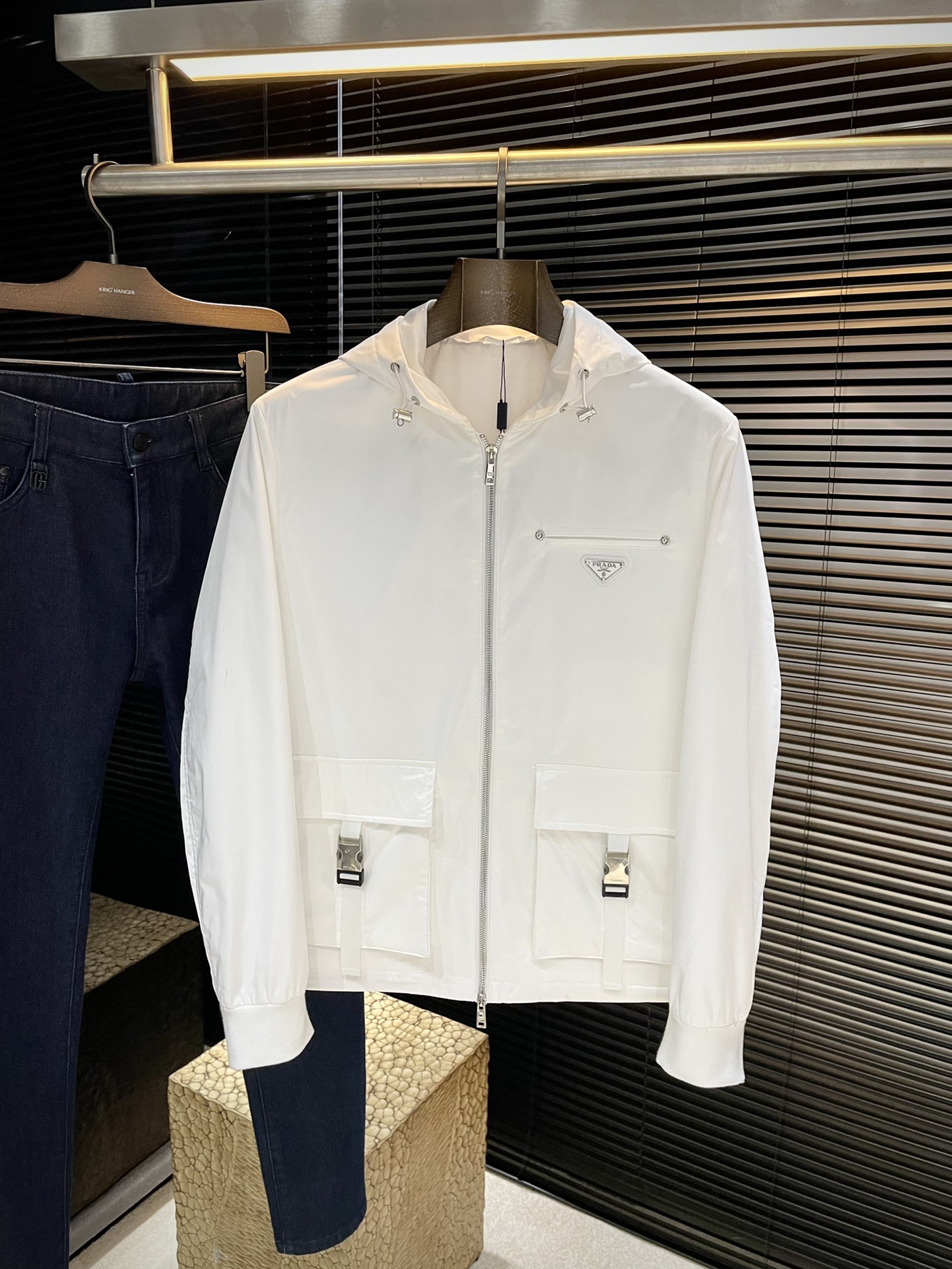 NO:510578,P PRAD (Pra) big recommendation!  2025 autumn new products are released simultaneously on the official website. Simple and elegant jackets are imported original high-quality polyester fiber fabrics. The sag and luster are definitely refreshing. The placket design makes it more youthful and energetic. The turning work is neat and flat. All hardware accessories are top-grade accessories with logos. They are obviously high-end fabrics. This fabric is a good product from regular manufacturers. There is no picky place. This jacket is often worn and has strong practicality. Size 48-56,,prada,prada,jackets & coats,jackets & coats,alexander wang19860909P  PRAD（普拉）重磅推荐！2025秋季新品 官网同步发售 简约大方夹克 进口原版高品质聚脂纤维面料,垂度和光泽绝对是提气,门襟设计 更显青春活力,车工走线整齐平整,所有五金附料都是客供带logo顶级配件 一看就是高档的面料 这种面料都是定织的 正规大厂途径出来的好货,无任何有挑剔的地方 这样的一件外套属于常备常穿的,实用性很强.尺码 48-56,,prada,prada,jackets & coats,jackets & coats,alexander wang,Men's clothing