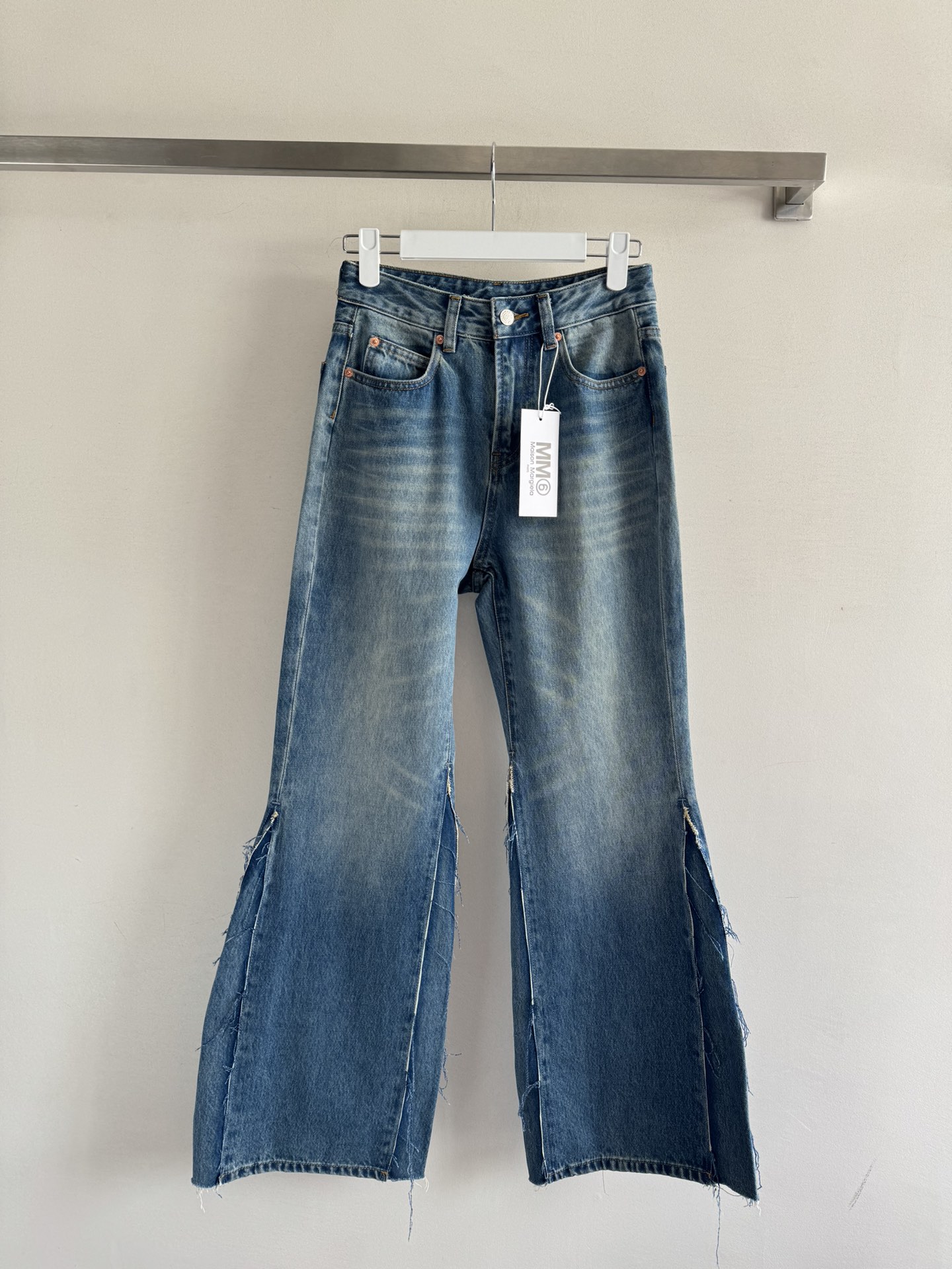 NO:465522,Maiso*Margiel*25FW new model, irregular jeans, wash fabric with a very textured texture, high waist, hip lifting, high-rise and slim and stylish, fashionable, hem-split and pleated design, full of design sense, effectively modifying straight legs lines, and the back waist is decorated with leather logo logo, high-end and eye-catching, and full details show a fashionable trend!  SML, alexander wang19860909Maiso*Margiel*25FW新款 不规则牛仔长裤水洗面料很有质感 高腰提臀上身巨显高显瘦有型 时髦感拉满下摆拼接压褶设计 设计感十足 有效修饰直腿线条,后腰头采用皮质logo标志装饰 高级吸睛 细节满分穿出时尚潮流！SML,,alexander wang,Women's clothing