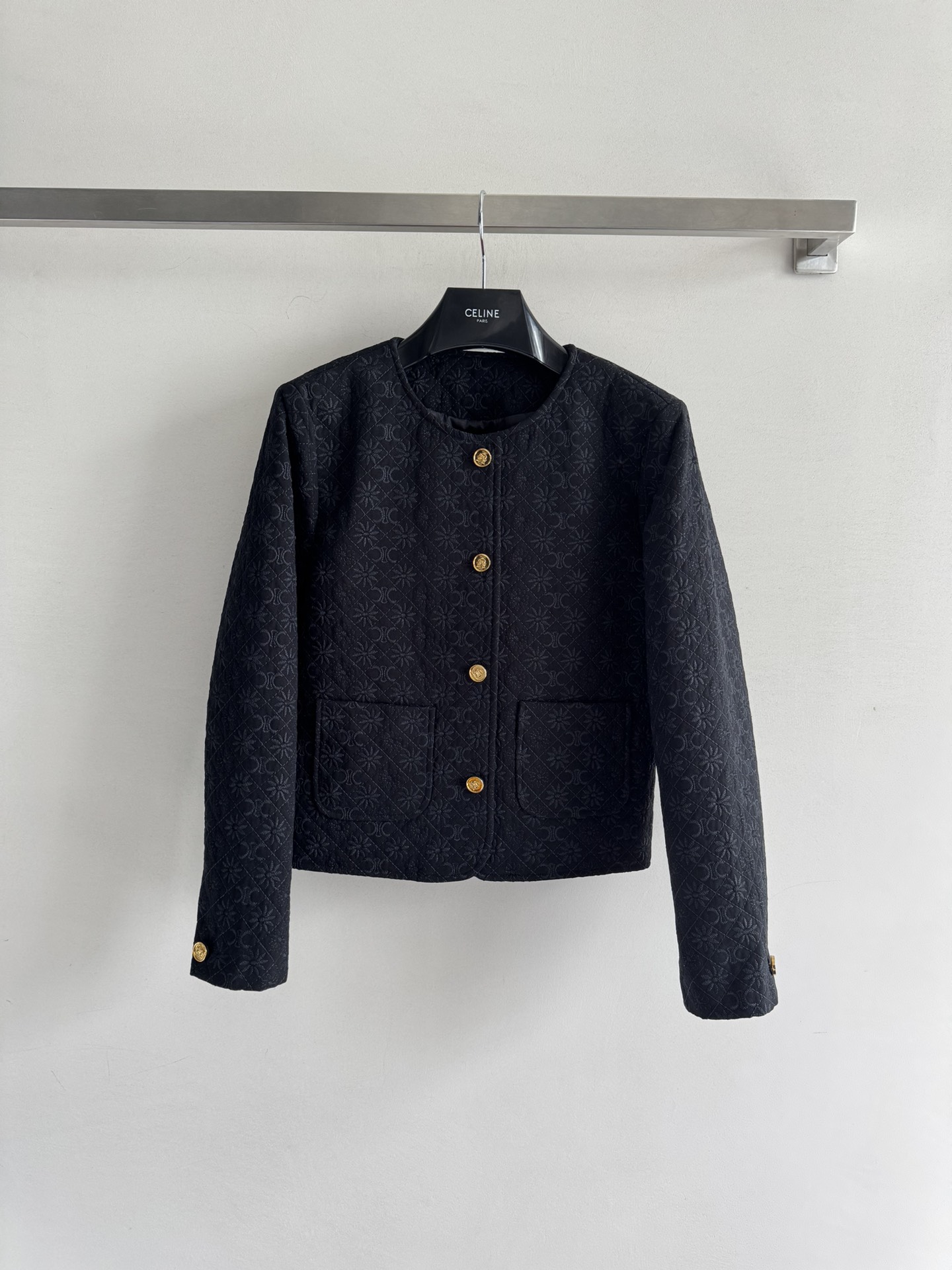 NO:465518,CELIN*25FW new style, the new round neck and row of exquisite buckle design on the Arc de Triomphe embroidered jacket, paired with classic double pocket decoration, high-end and noble sense, regular style is not picky, fashionable, French elegant, elegant, versatile, easy to control, white and rich and beautiful ladies must buy, strongly recommended SML, celine, jackets & coats, alexander wang19860909CELIN*25FW新款 凯旋门绣花外套上新圆领一排精致扣设计,搭配经典双口袋装饰满满的高级贵气感常规版型不挑人,时髦不过时上身法式优雅 气质大方 百搭好驾驭白富美小姐姐必入手 强推SML,,celine,jackets & coats,alexander wang,Women's clothing