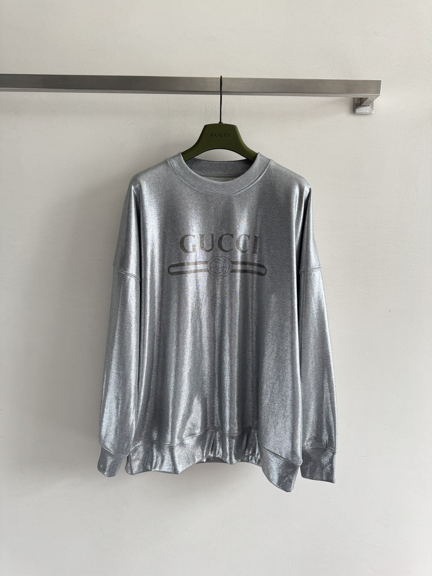 NO:465506,GUCC*25FW new silver light-sensitive sweatshirt color is super hot technological silver. The fabric adopts special craftsmanship, presenting a cold metallic color, silky and delicate feel, not easy to wrinkle, loose style versatile and not picky. It has a fashionable feeling, SMl, gucci, hoodie, sweatshirts, alexander wang19860909GUCC*25FW新品银色光感卫衣颜色是超级火的科技银 面料采用特殊的工艺,呈现出冷光金属色,手感丝滑细腻,不易皱,宽松版型百搭不挑人 时髦感十足SMl,,gucci,hoodie,sweatshirts,alexander wang,Women's clothing