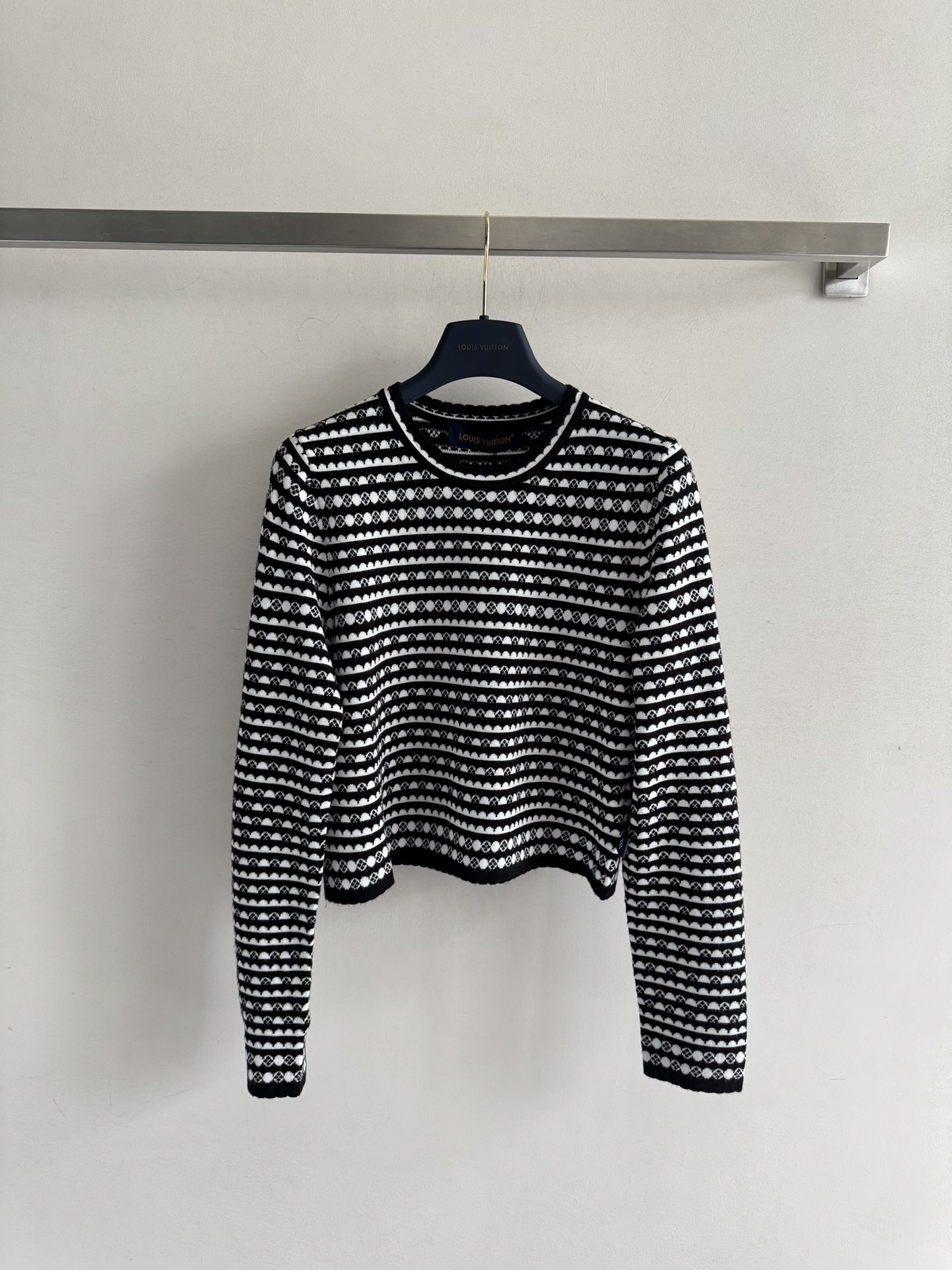 NO:465487,The new LV*25FW long-sleeved sweater, the collar cuffs and hem are lace-designed, very delicate and compact, fashionable and beautiful on the upper body, versatile and lazy and unique!  Two-color SML, louis vuitton,alexander wang19860909LV*25FW新款长袖针织衫,领口袖口与下摆都采用花边设计 非常精致小巧 上身时髦好看 百搭显慵懒个性！两色SML,,louis vuitton,alexander wang,Women's clothing