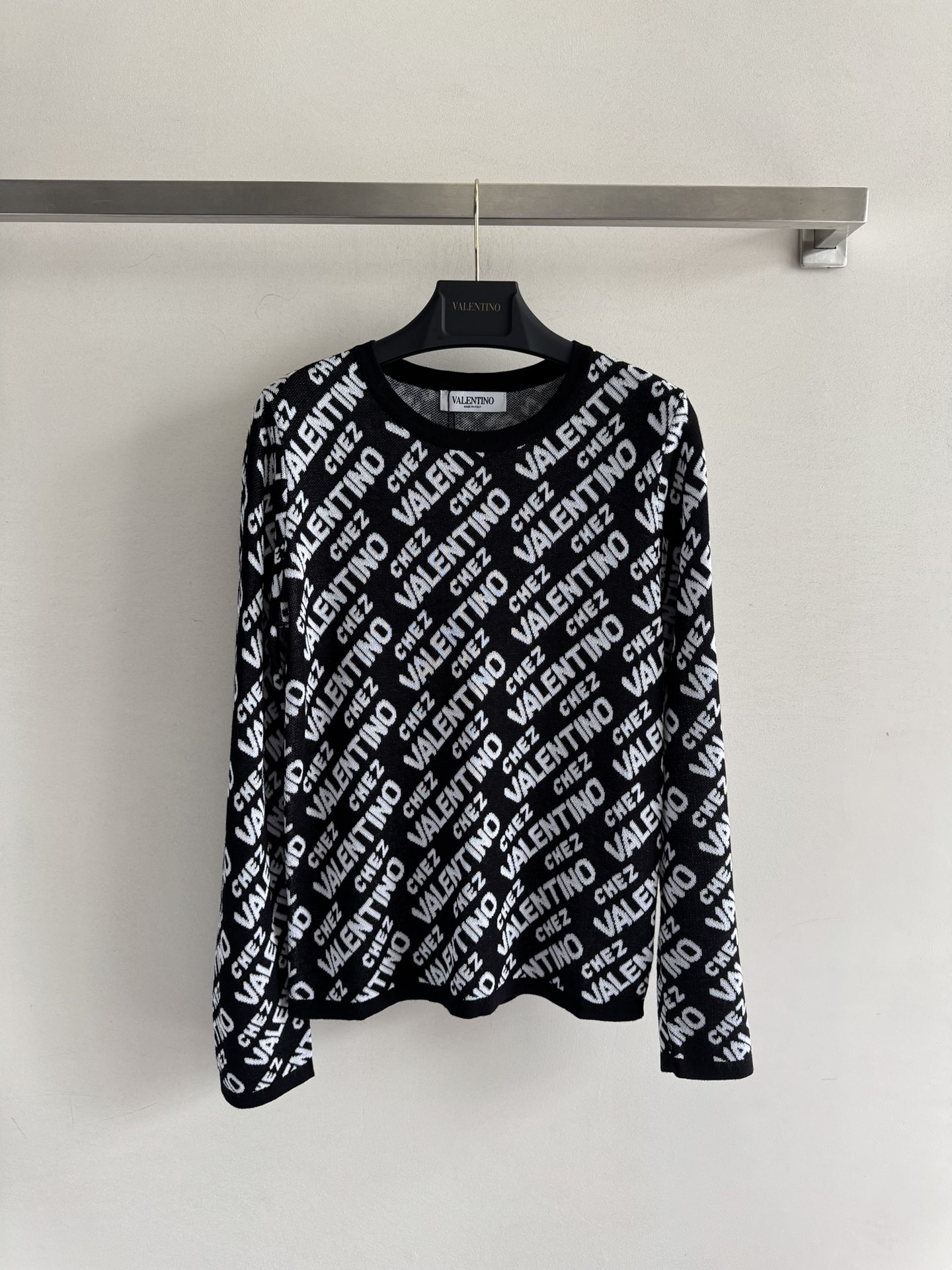 NO:465493,220Valentin*25FW new pullover sweater, covered with LOGO letter printed decoration, round neck is simple and versatile, soft and comfortable, full and delicate woven surface, gentle and gentle, regular version, upper body is free and unrestrained, and can be worn on daily commuting!  3 colors SML8, valentino, alexander wang19860909220Valentin*25FW新款套头针织衫 布满LOGO字母印花装饰 圆领简洁百搭,质感柔软舒适,织面饱满细腻上身显温柔气质 常规版型上身自在无束缚,日常通勤都可穿！3色SML8,,valentino,alexander wang,Women's clothing