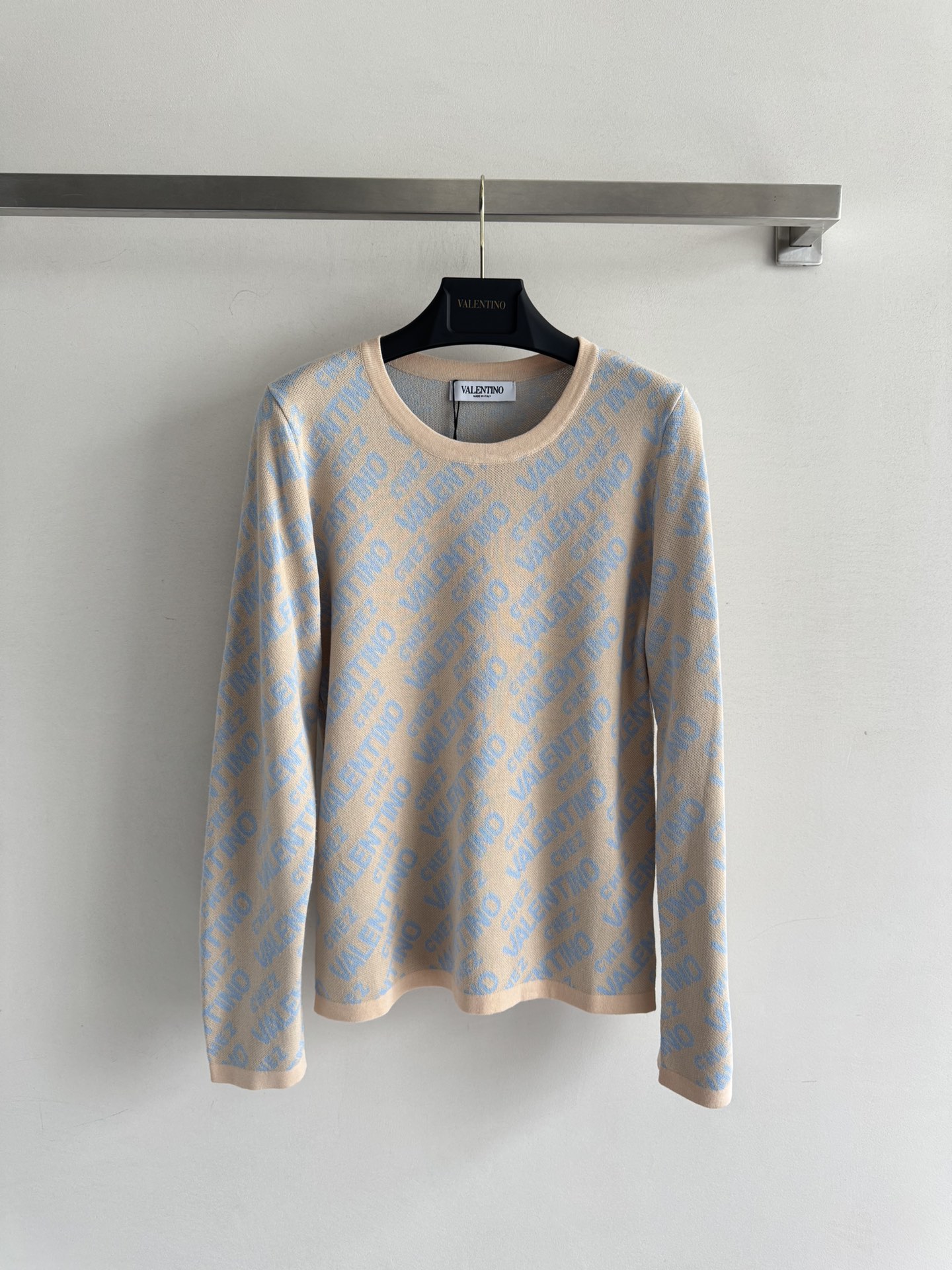 NO:465499,Valentin*25FW new pullover sweater, covered with LOGO letter printed decoration, round neckline is simple and versatile, soft and comfortable texture, full and delicate woven surface, gentle and gentle on the upper body. The regular version is free and unrestrained, and can be worn on daily commuting!  3 colors SML, valentino, alexander wang19860909Valentin*25FW新款套头针织衫 布满LOGO字母印花装饰 圆领简洁百搭,质感柔软舒适,织面饱满细腻上身显温柔气质 常规版型上身自在无束缚,日常通勤都可穿！3色SML,,valentino,alexander wang,Women's clothing