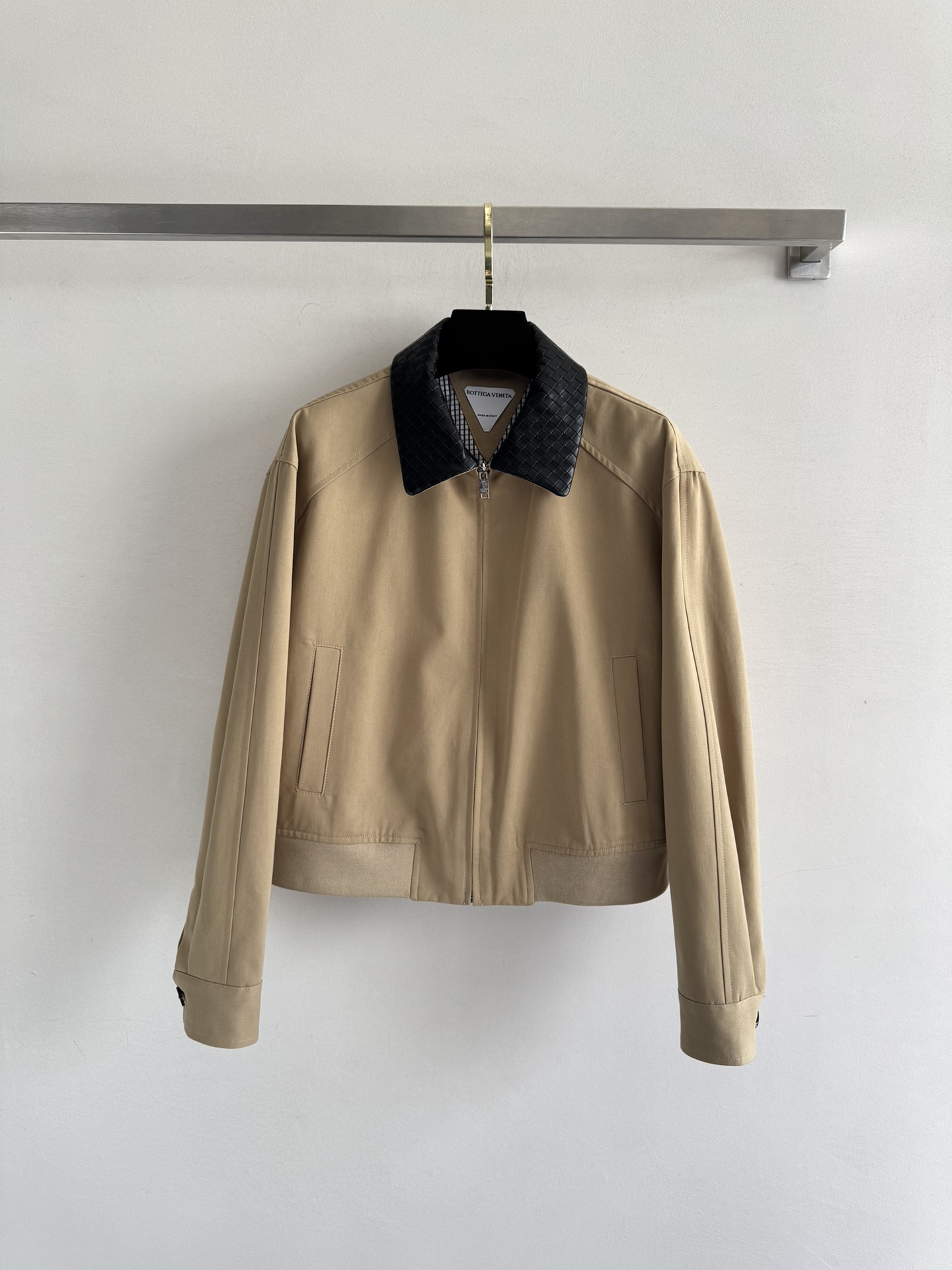 NO:465481,BOTTEGA VENET*25FW new classic jacket jacket, lapel leather plaid contrasting design, original custom cotton, super texture, good upper body style~ a must-have for wardrobe, super durable, a must-have classic jacket that is huge and slim on the upper body, casual and fashionable handsome items SML, bottega veneta, jackets & coats, jackets & coats, alexander wang19860909BOTTEGA VENET*25FW新款经典夹克外套 翻领皮质格纹撞色设计 原版定制棉 质感超赞上身版型很好～衣橱必备的万年搭配 超级耐看 每年必出的经典夹克 上身巨显瘦 休闲时髦的帅气单品SML,,bottega veneta,jackets & coats,jackets & coats,alexander wang,Women's clothing