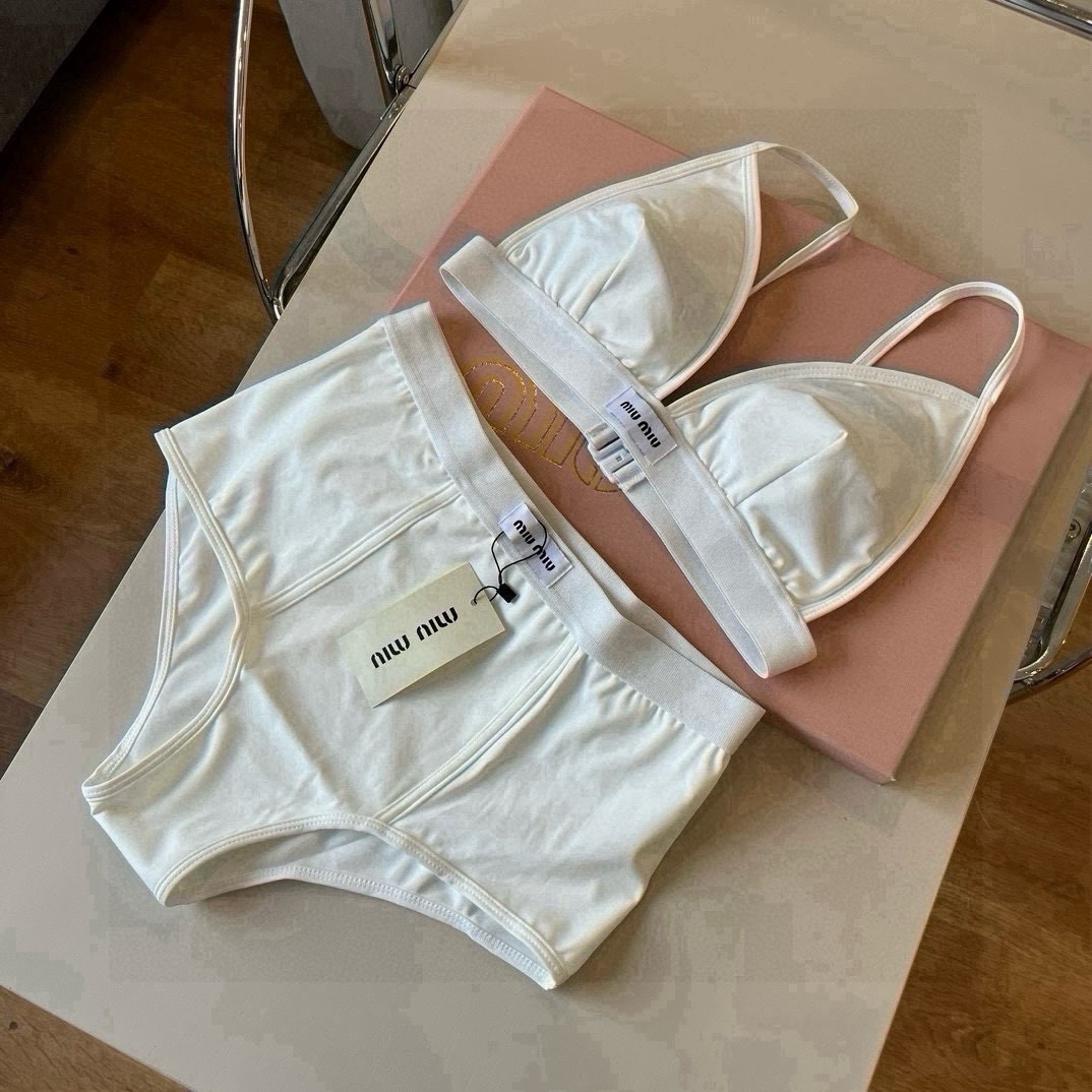 🆕

miumiu缪缪分体套装新款分体泳衣😍🥰适合多种场景的游泳衣🏊‍♀️海边 游泳池 温泉 水上乐园 