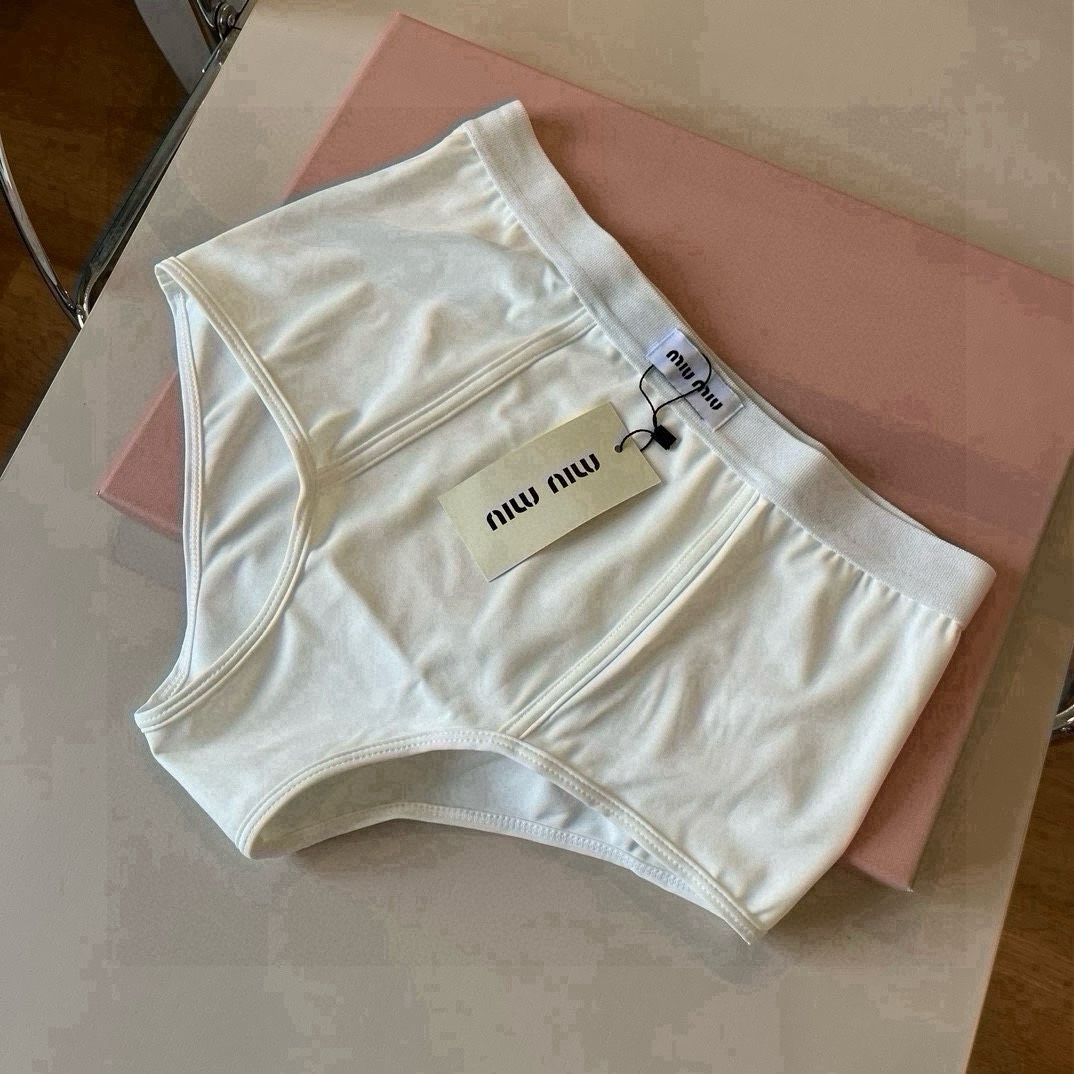🆕

miumiu缪缪分体套装新款分体泳衣😍🥰适合多种场景的游泳衣🏊‍♀️海边 游泳池 温泉 水上乐园 