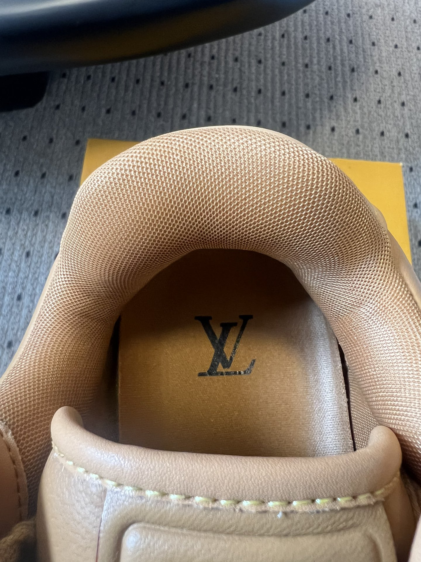 
LV路易威登 菲董 联名 走秀款 胖丁 厚底 休闲 运动鞋 阿甘鞋

此次系列包括从简约风格的运动鞋到