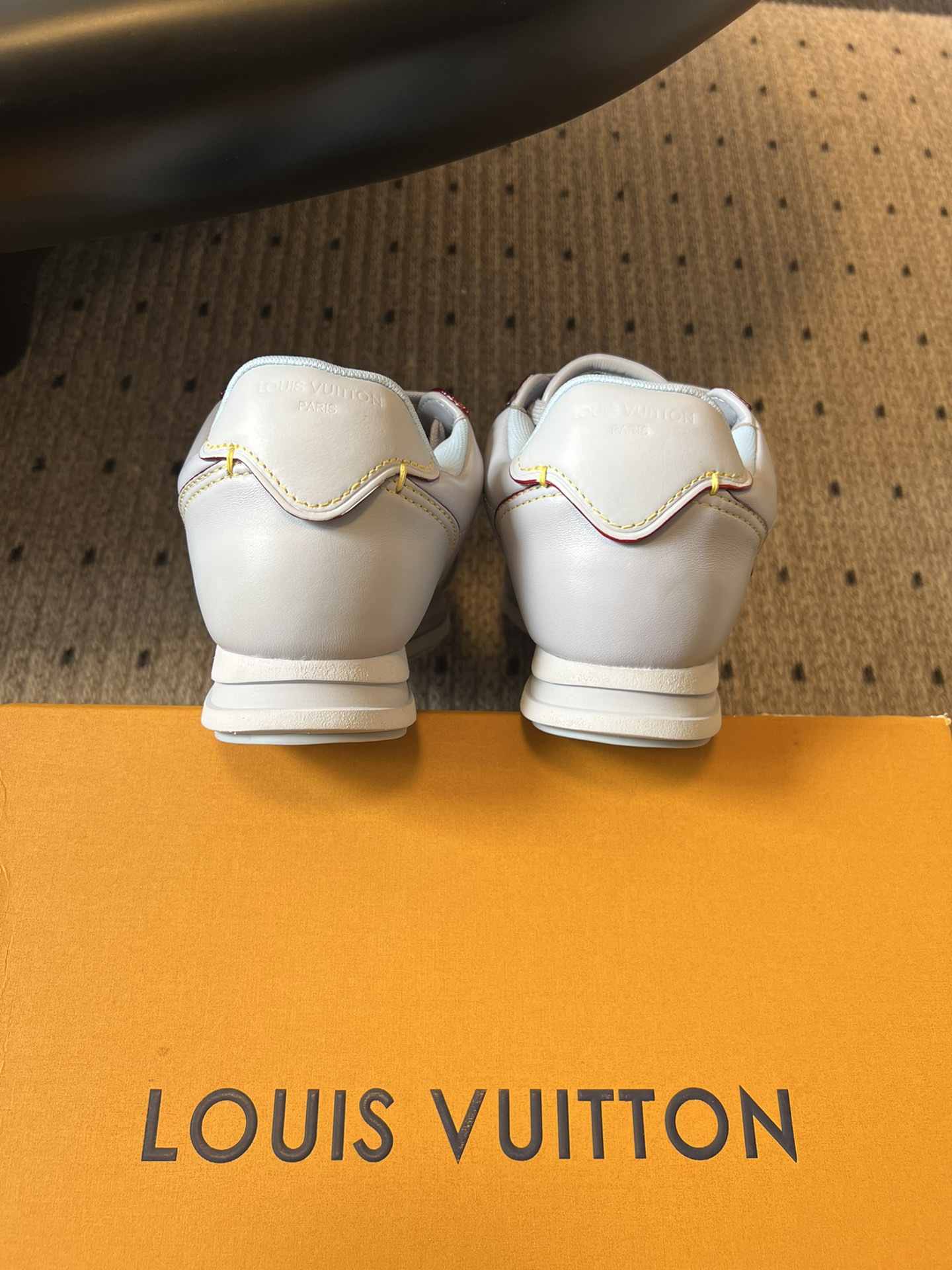
LV路易威登 菲董 联名 走秀款 胖丁 厚底 休闲 运动鞋 阿甘鞋

此次系列包括从简约风格的运动鞋到