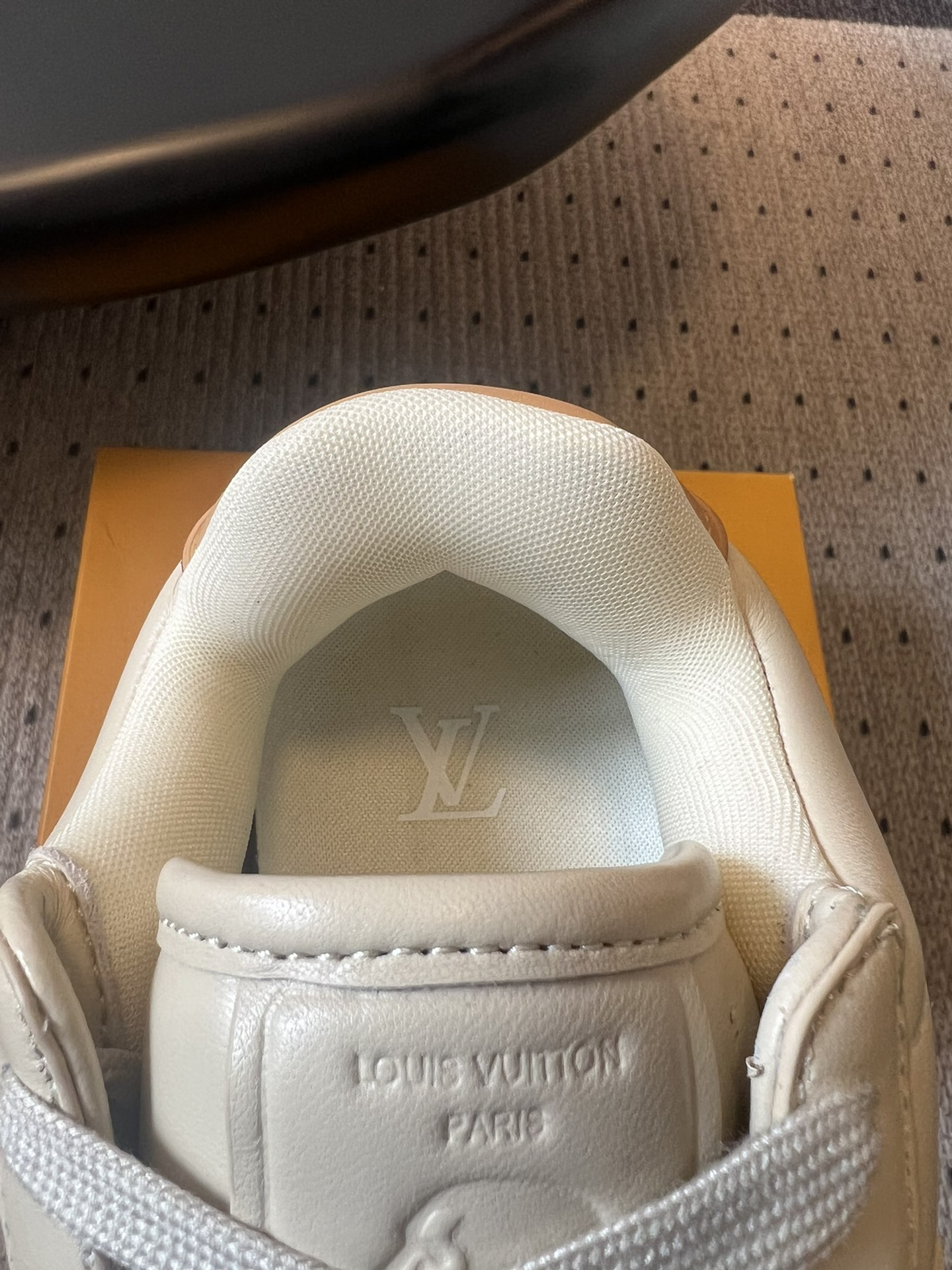 
LV路易威登 菲董 联名 走秀款 胖丁 厚底 休闲 运动鞋 阿甘鞋

此次系列包括从简约风格的运动鞋到