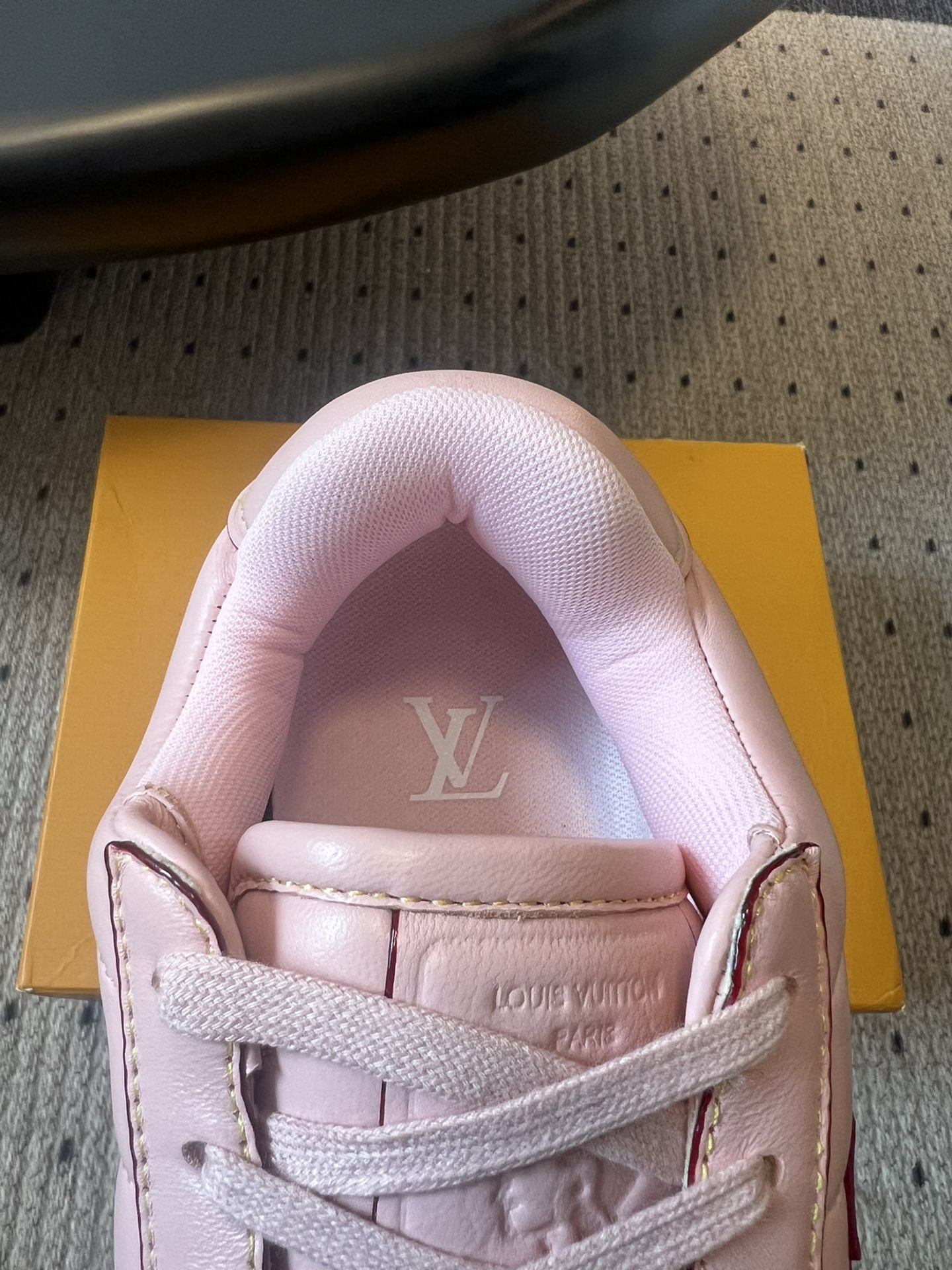 
LV路易威登 菲董 联名 走秀款 胖丁 厚底 休闲 运动鞋 阿甘鞋

此次系列包括从简约风格的运动鞋到