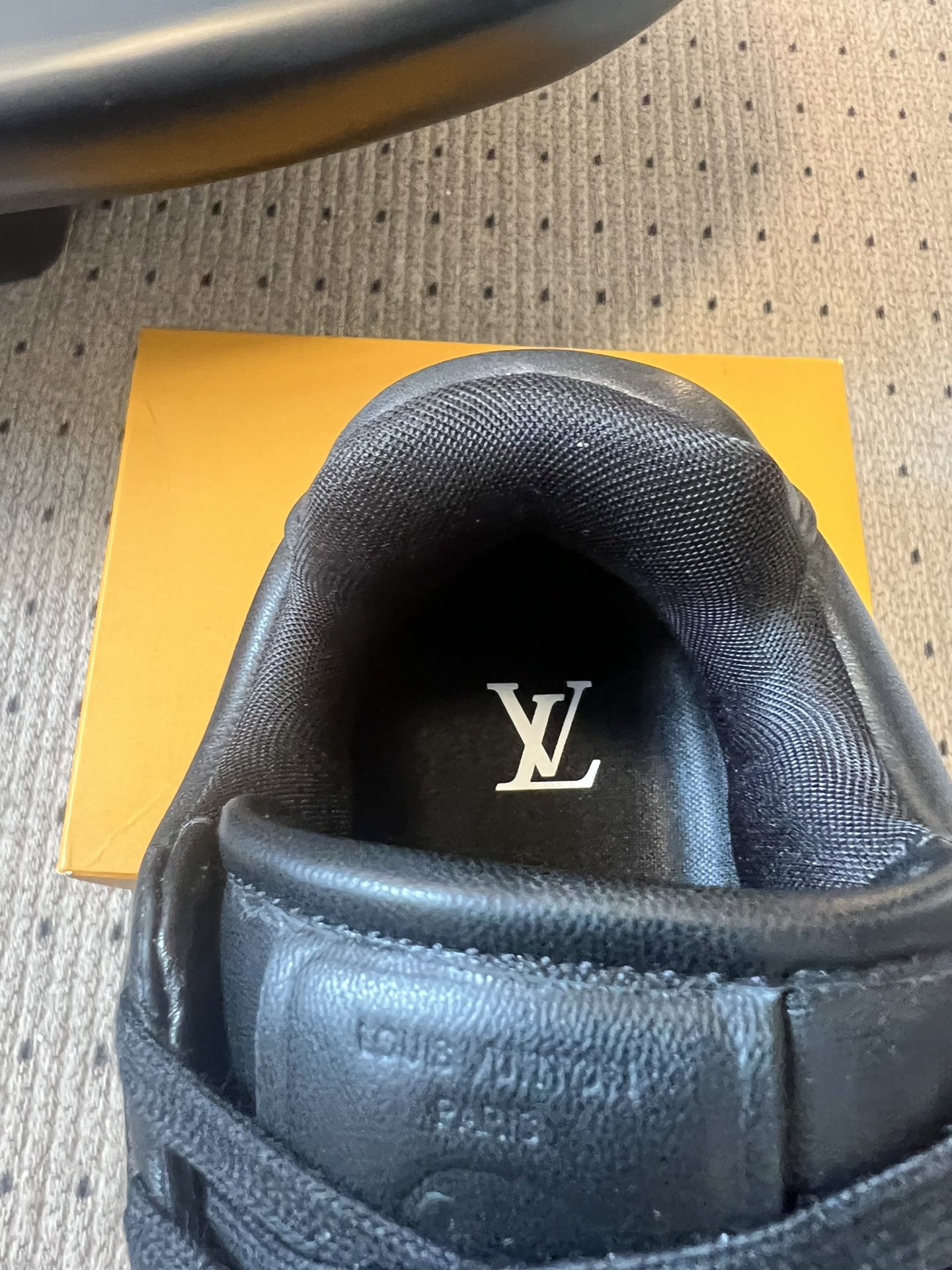 
LV路易威登 菲董 联名 走秀款 胖丁 厚底 休闲 运动鞋 阿甘鞋

此次系列包括从简约风格的运动鞋到