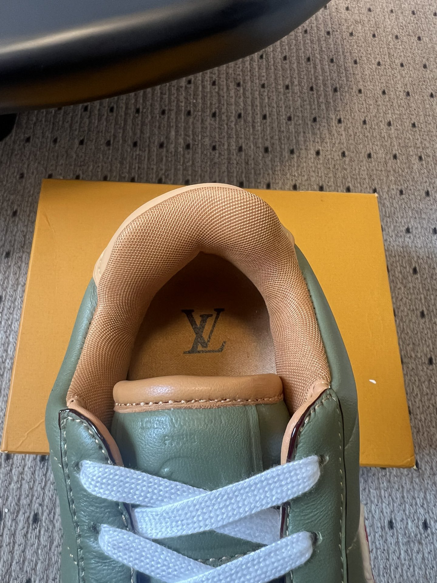 
LV路易威登 菲董 联名 走秀款 胖丁 厚底 休闲 运动鞋 阿甘鞋

此次系列包括从简约风格的运动鞋到