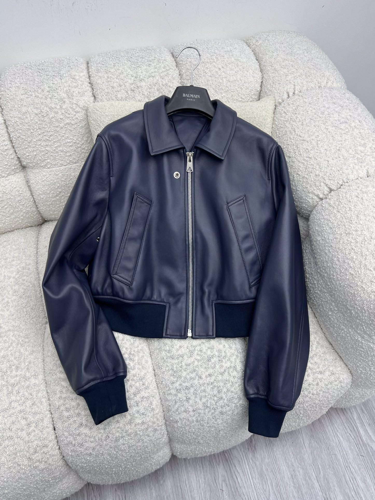 “Bottega Veneta Short Leather Jacket: Dustproof Bag, Sheep Hide Material, Classic Zipper Cut” - 图片 9
