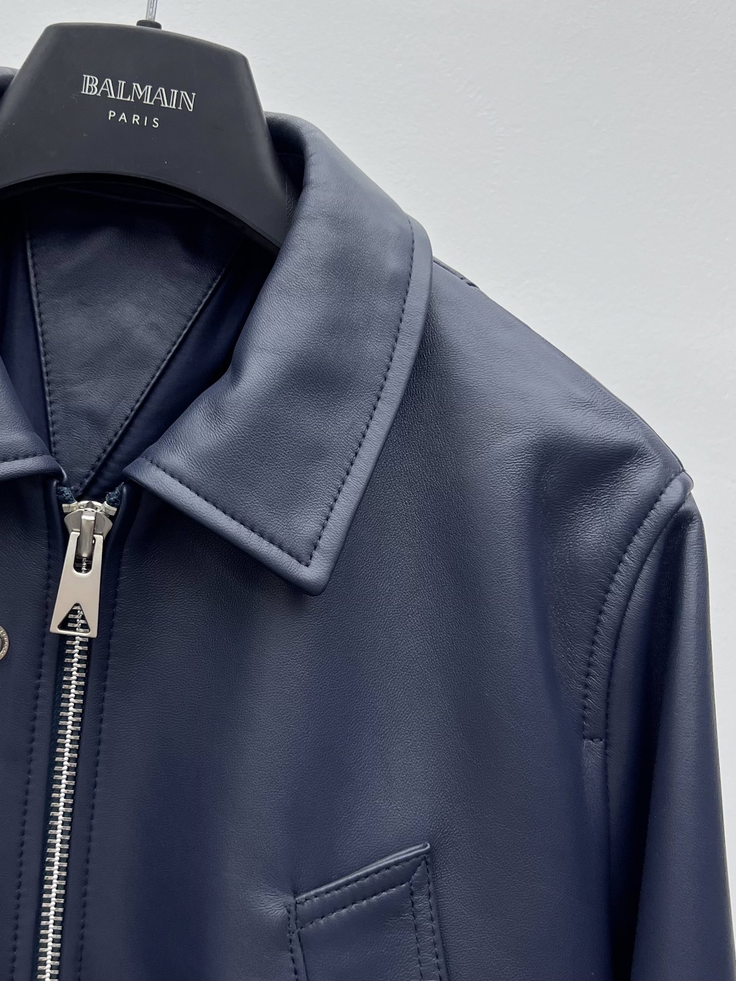 “Bottega Veneta Short Leather Jacket: Dustproof Bag, Sheep Hide Material, Classic Zipper Cut” - 图片 3