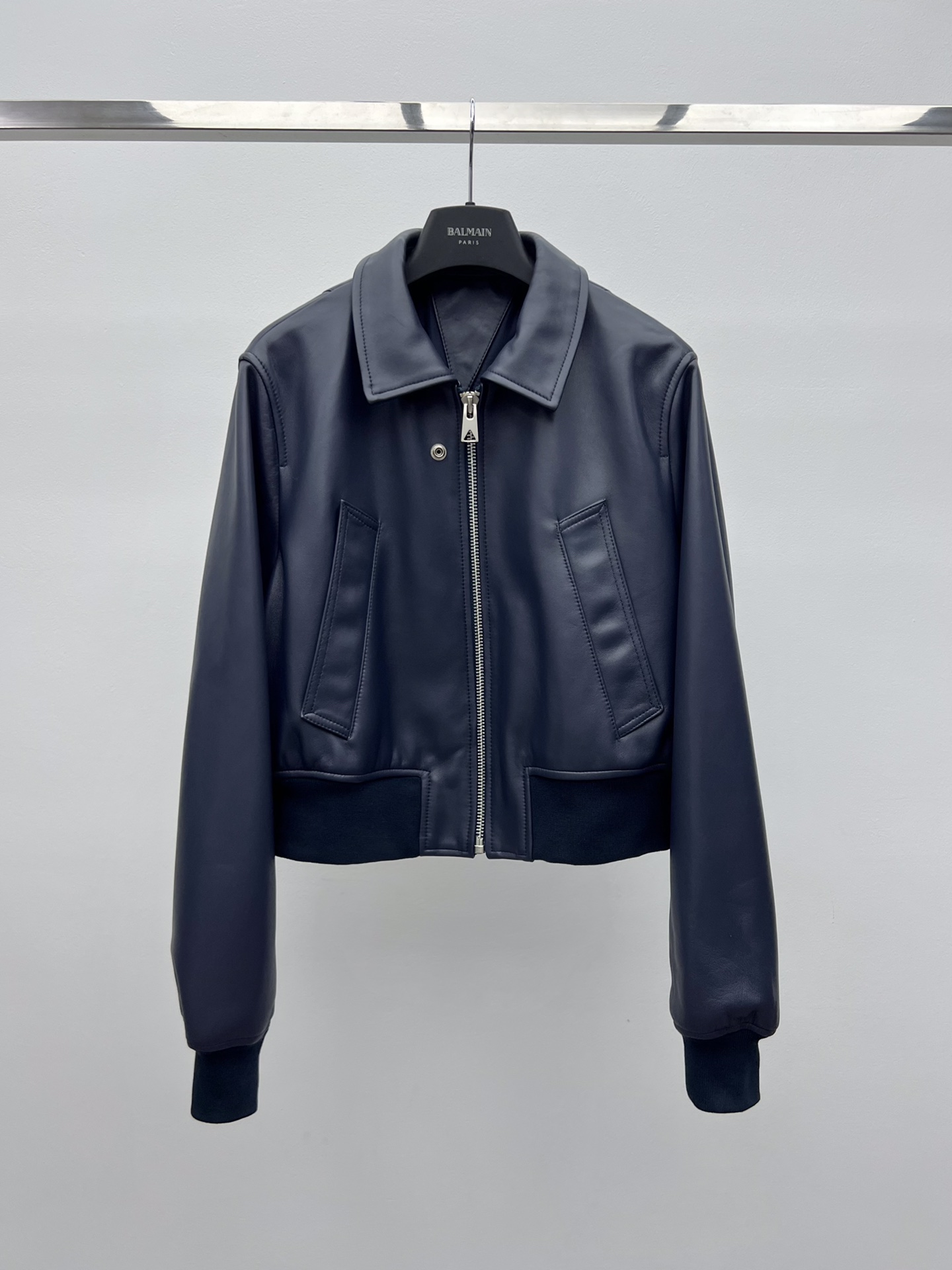 “Bottega Veneta Short Leather Jacket: Dustproof Bag, Sheep Hide Material, Classic Zipper Cut” - 图片 2