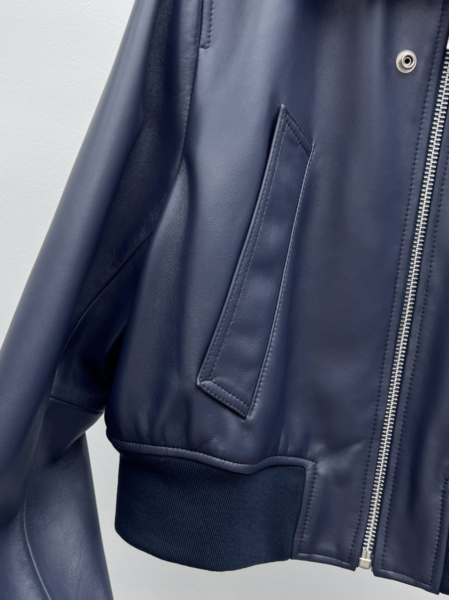 “Bottega Veneta Short Leather Jacket: Dustproof Bag, Sheep Hide Material, Classic Zipper Cut” - 图片 5