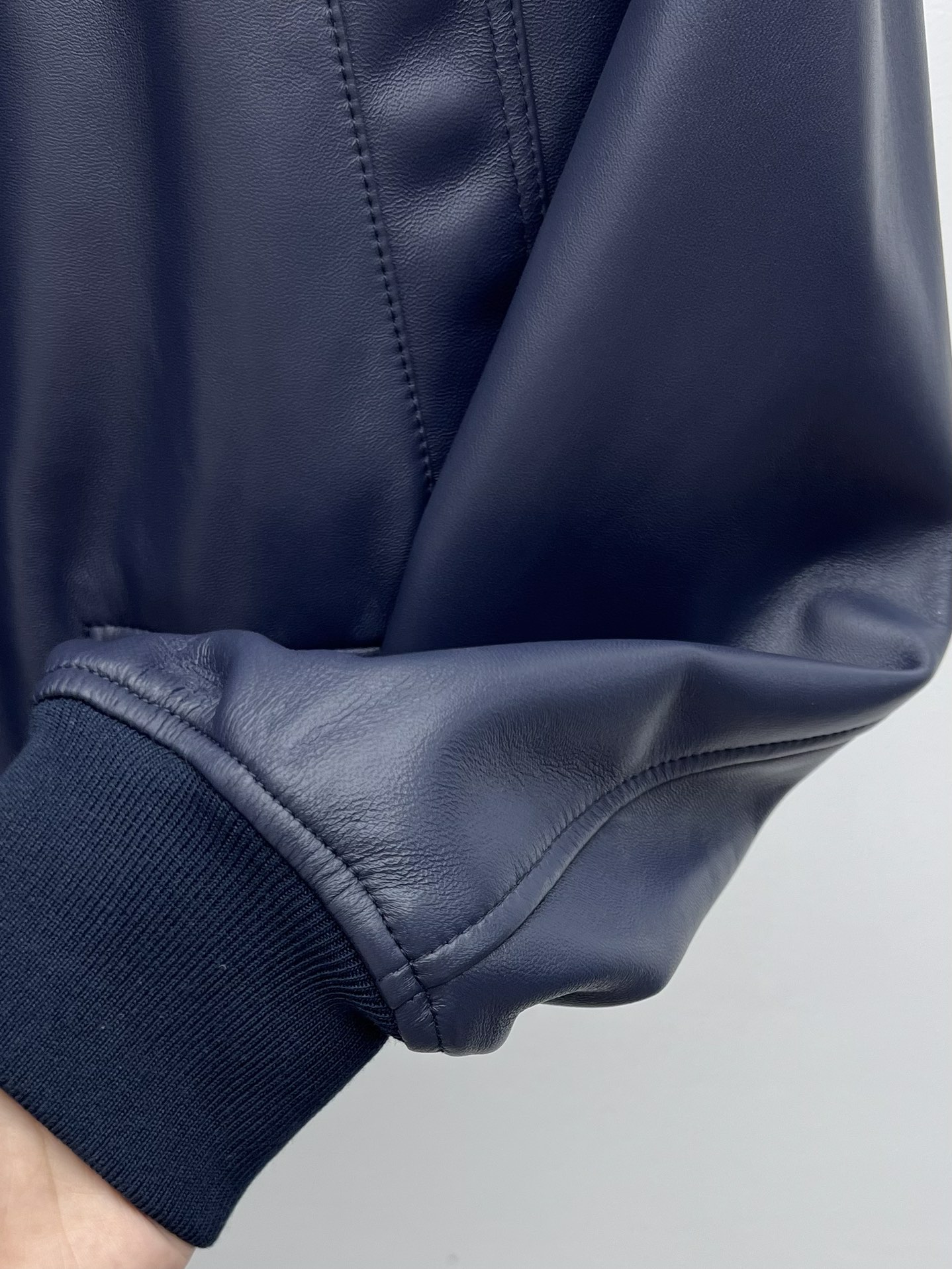 “Bottega Veneta Short Leather Jacket: Dustproof Bag, Sheep Hide Material, Classic Zipper Cut” - 图片 6