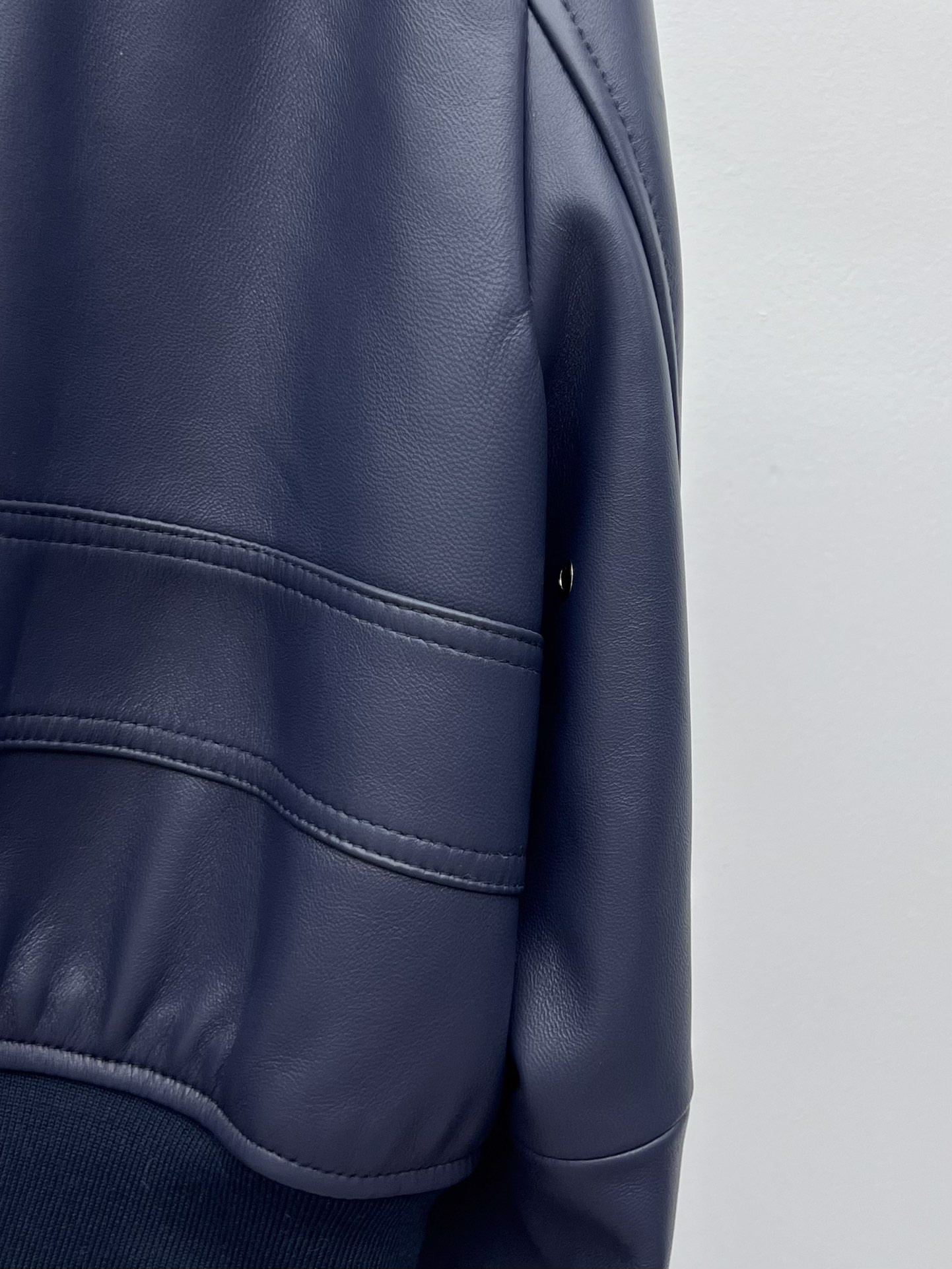 “Bottega Veneta Short Leather Jacket: Dustproof Bag, Sheep Hide Material, Classic Zipper Cut” - 图片 8