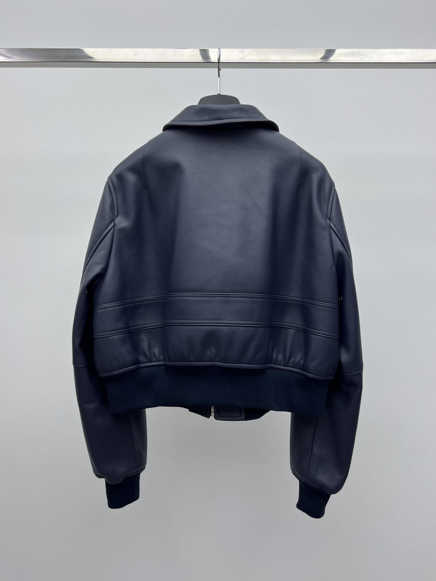 “Bottega Veneta Short Leather Jacket: Dustproof Bag, Sheep Hide Material, Classic Zipper Cut” - 图片 7