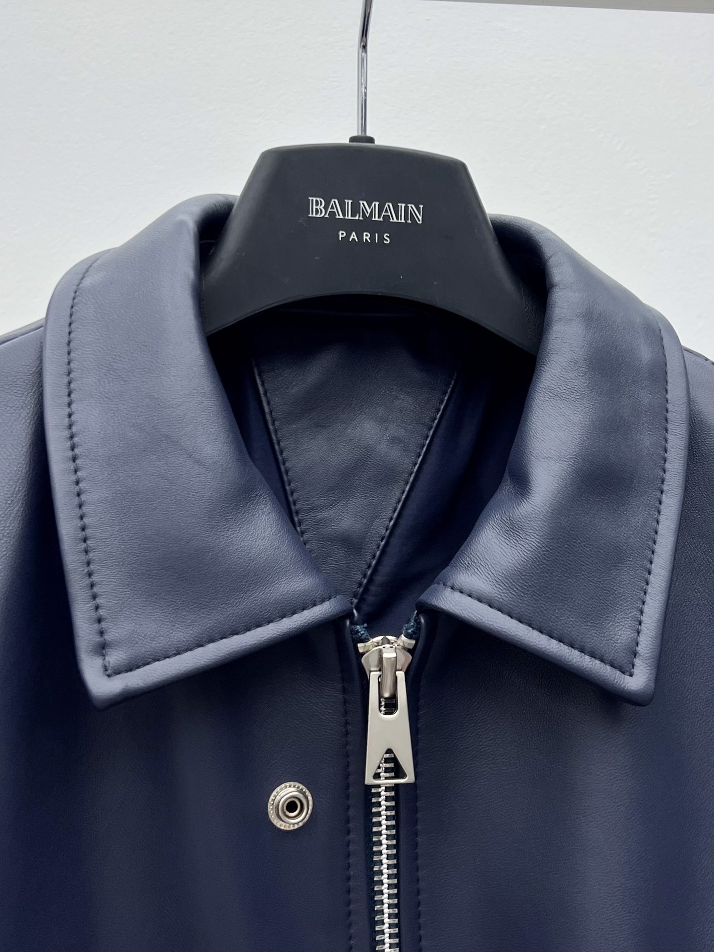 “Bottega Veneta Short Leather Jacket: Dustproof Bag, Sheep Hide Material, Classic Zipper Cut” - 图片 4