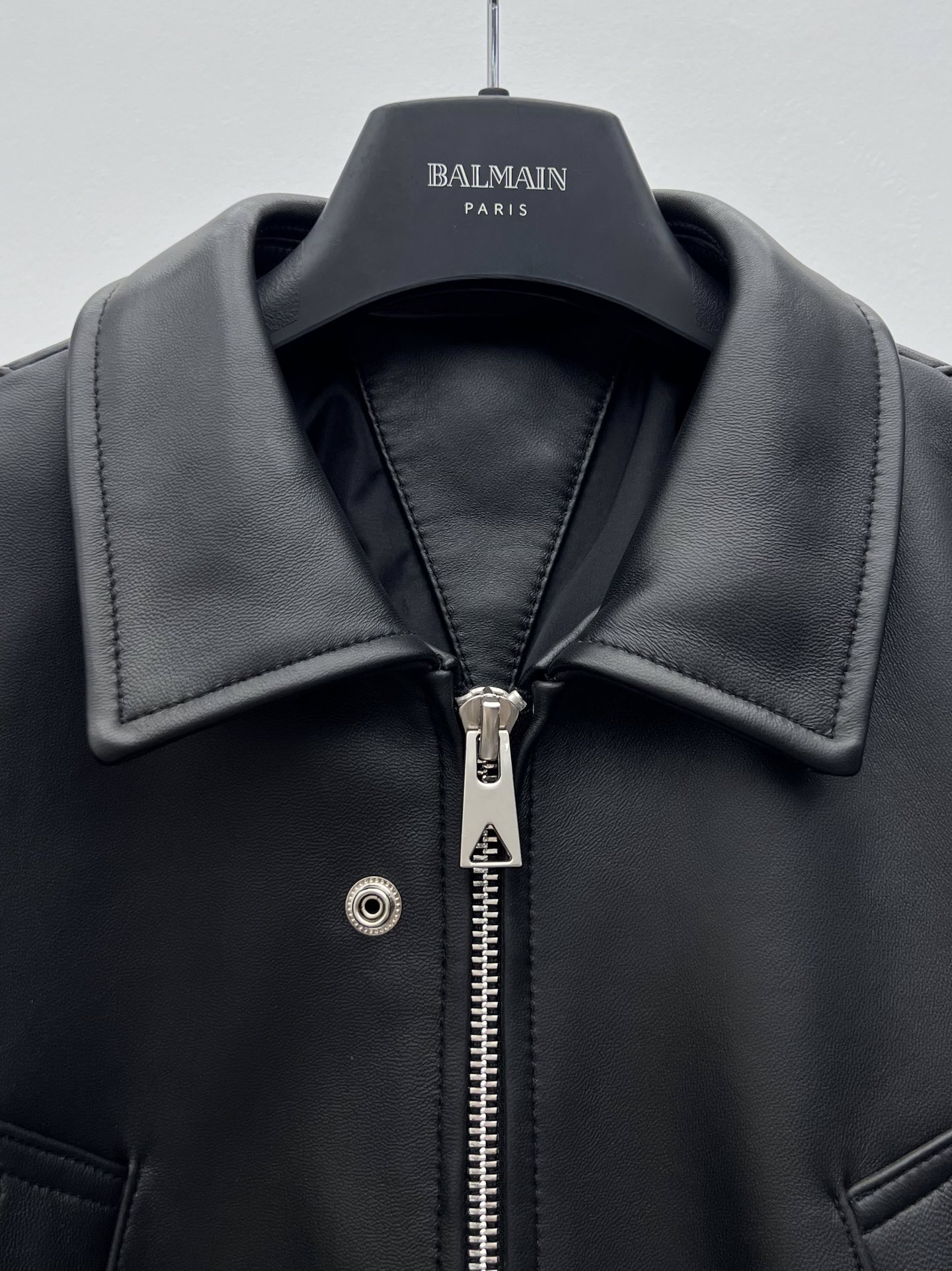 “Dustproof Leather Jacket: Bottega Veneta Short Sheep Hide Zipper Style for Slim Fit” - 图片 3