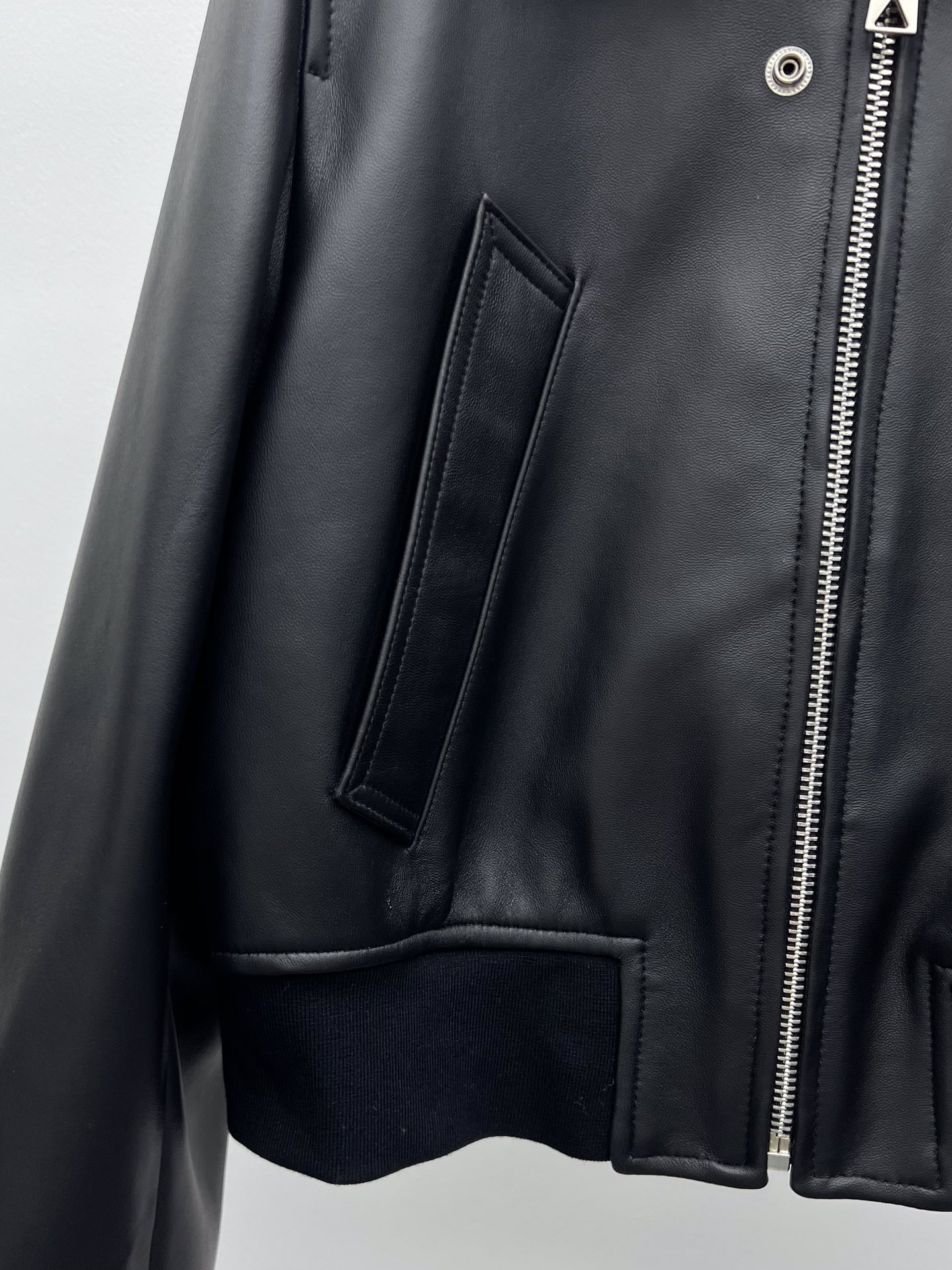 “Dustproof Leather Jacket: Bottega Veneta Short Sheep Hide Zipper Style for Slim Fit” - 图片 4