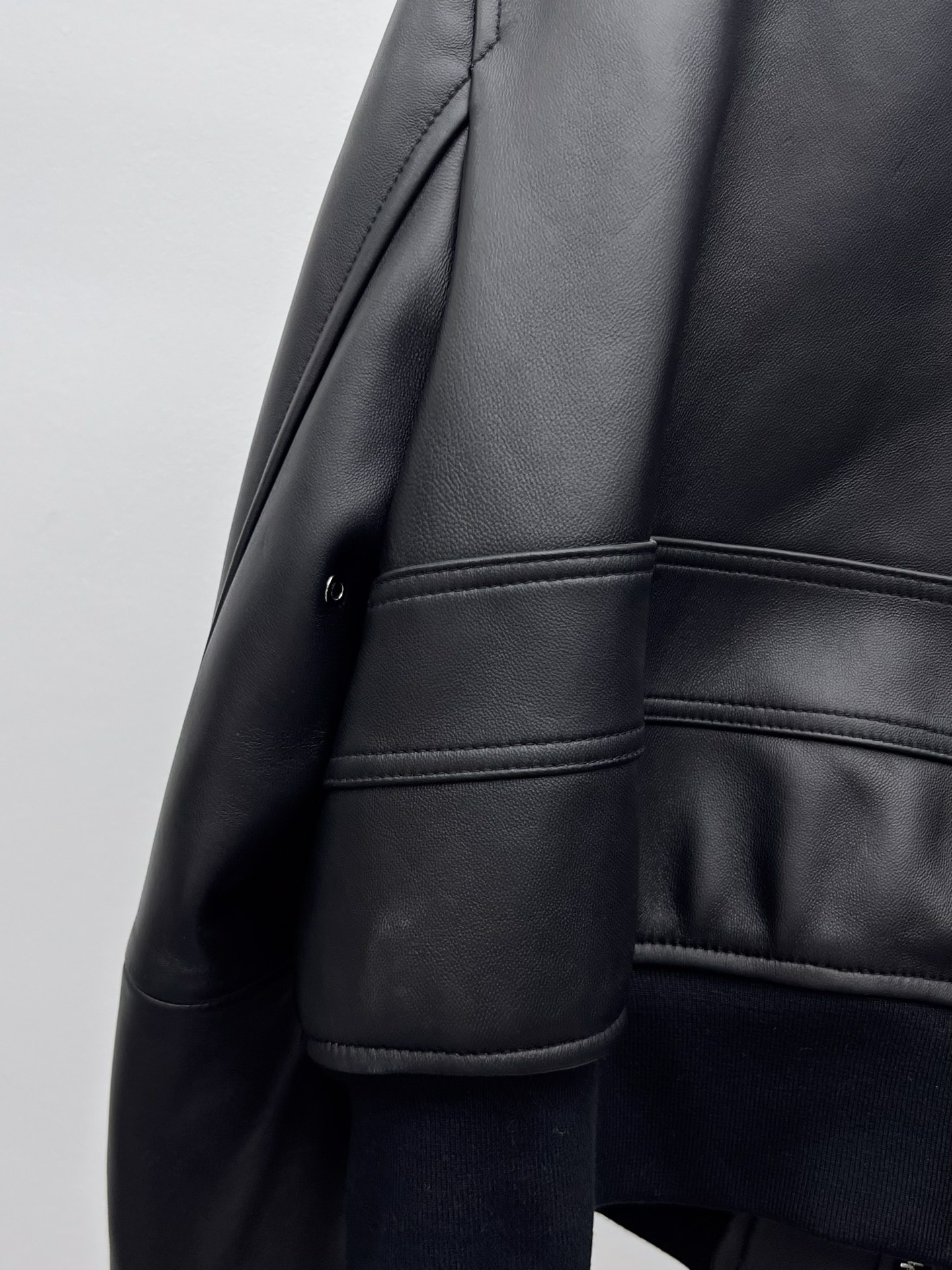 “Dustproof Leather Jacket: Bottega Veneta Short Sheep Hide Zipper Style for Slim Fit” - 图片 7