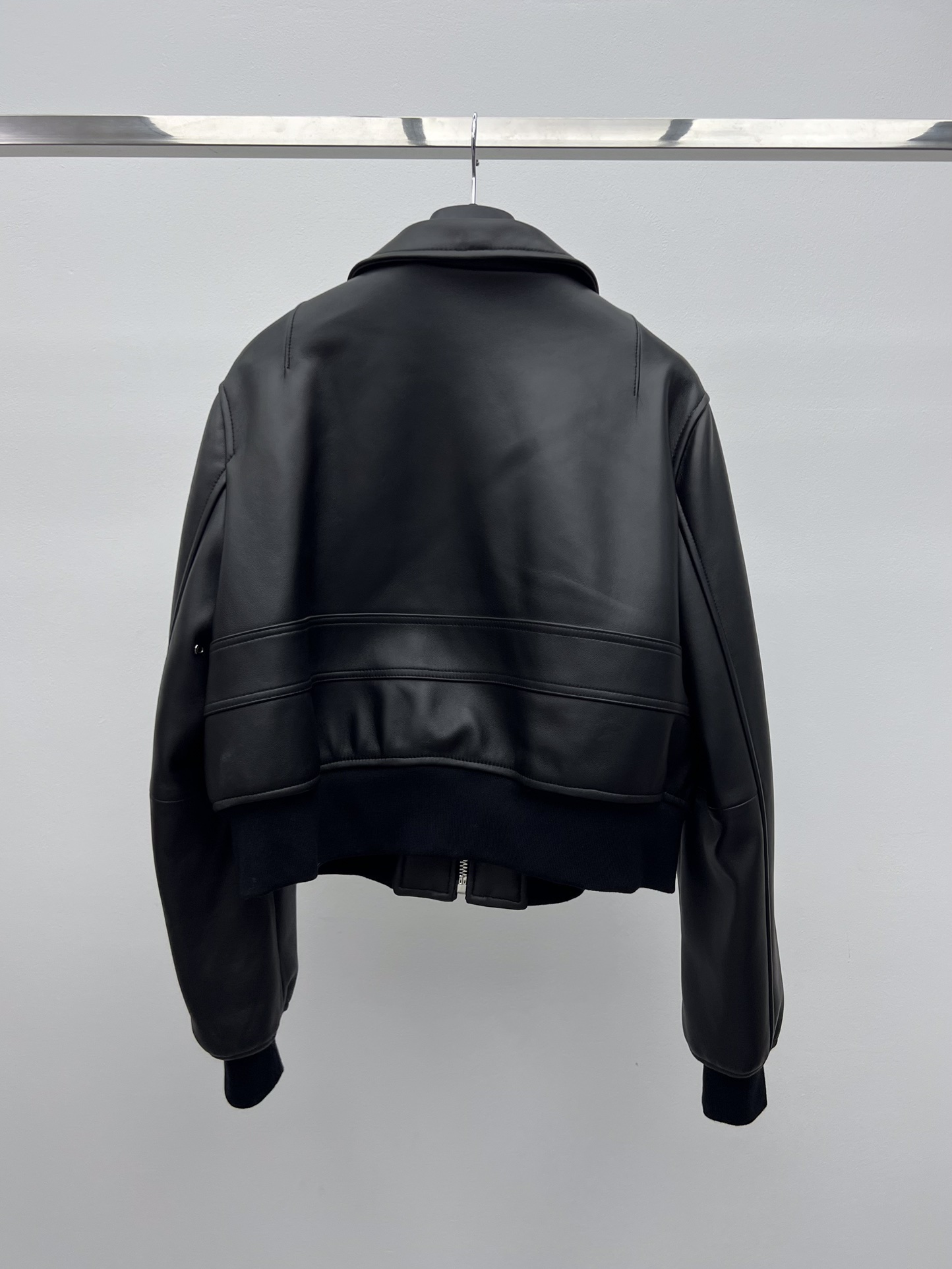 “Dustproof Leather Jacket: Bottega Veneta Short Sheep Hide Zipper Style for Slim Fit” - 图片 6