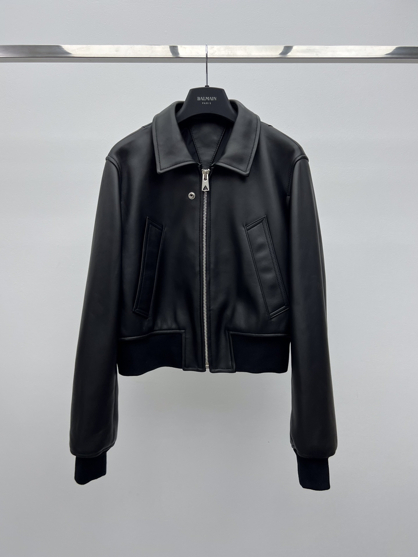 “Dustproof Leather Jacket: Bottega Veneta Short Sheep Hide Zipper Style for Slim Fit”