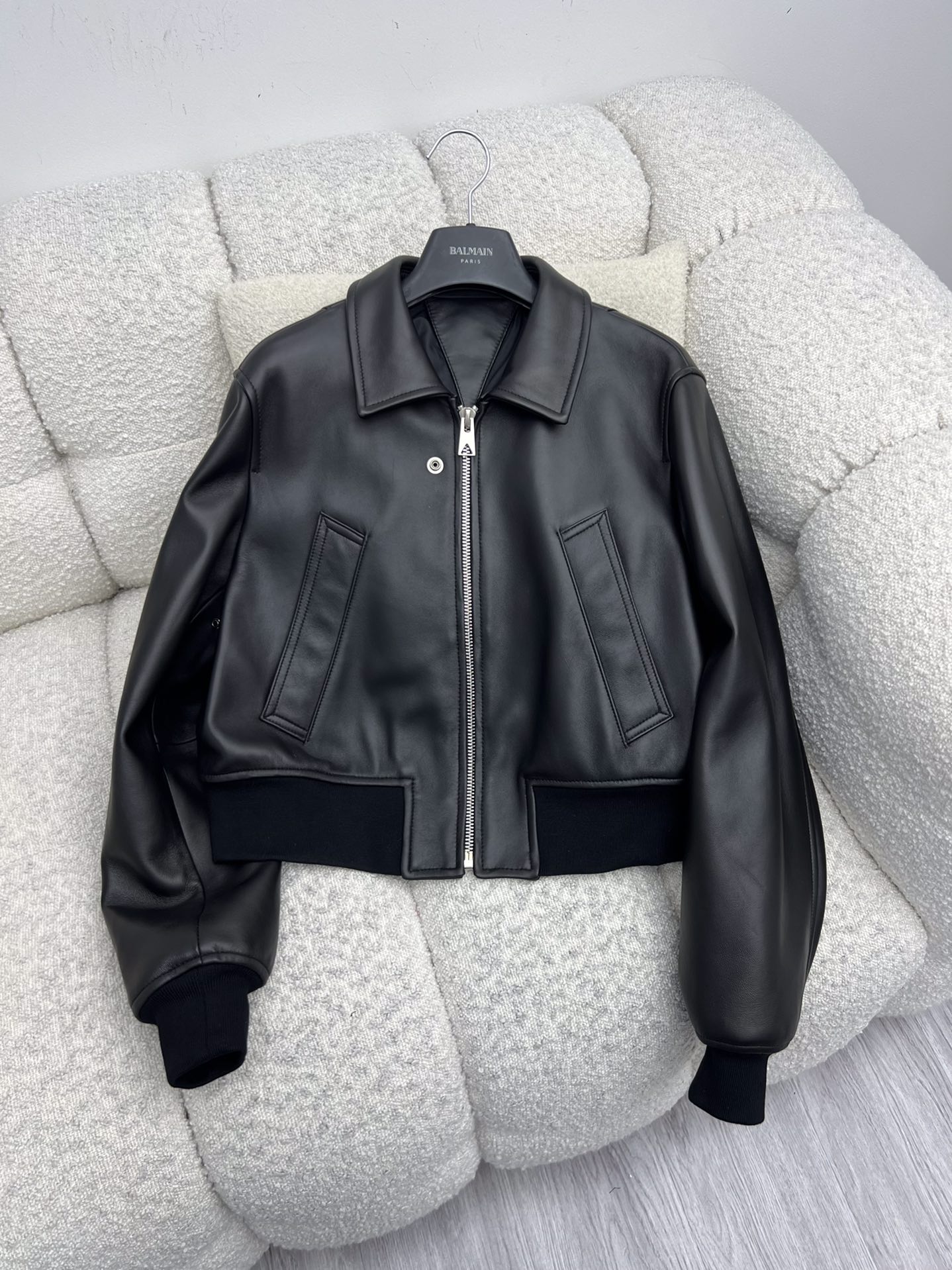 “Dustproof Leather Jacket: Bottega Veneta Short Sheep Hide Zipper Style for Slim Fit” - 图片 8