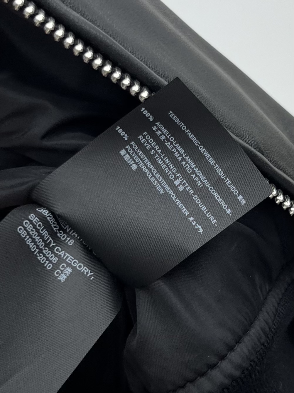 “Dustproof Leather Jacket: Bottega Veneta Short Sheep Hide Zipper Style for Slim Fit” - 图片 9