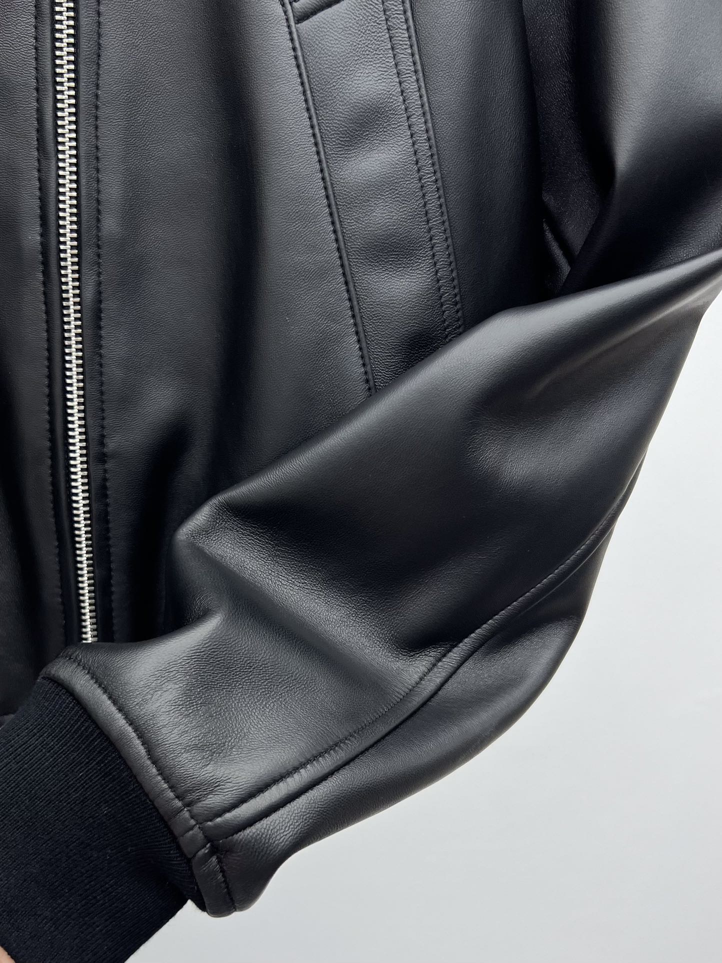 “Dustproof Leather Jacket: Bottega Veneta Short Sheep Hide Zipper Style for Slim Fit” - 图片 5