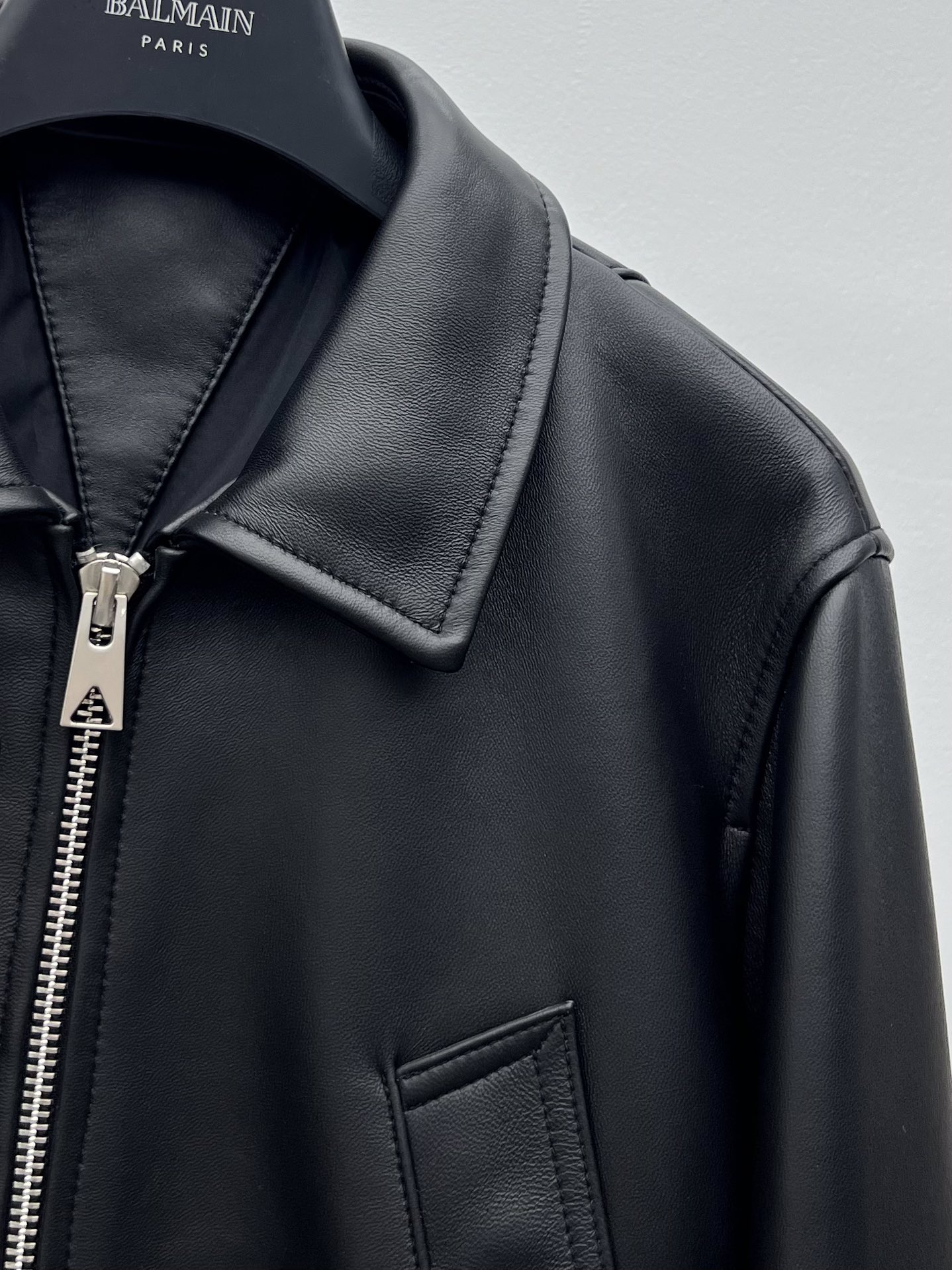 “Dustproof Leather Jacket: Bottega Veneta Short Sheep Hide Zipper Style for Slim Fit” - 图片 2