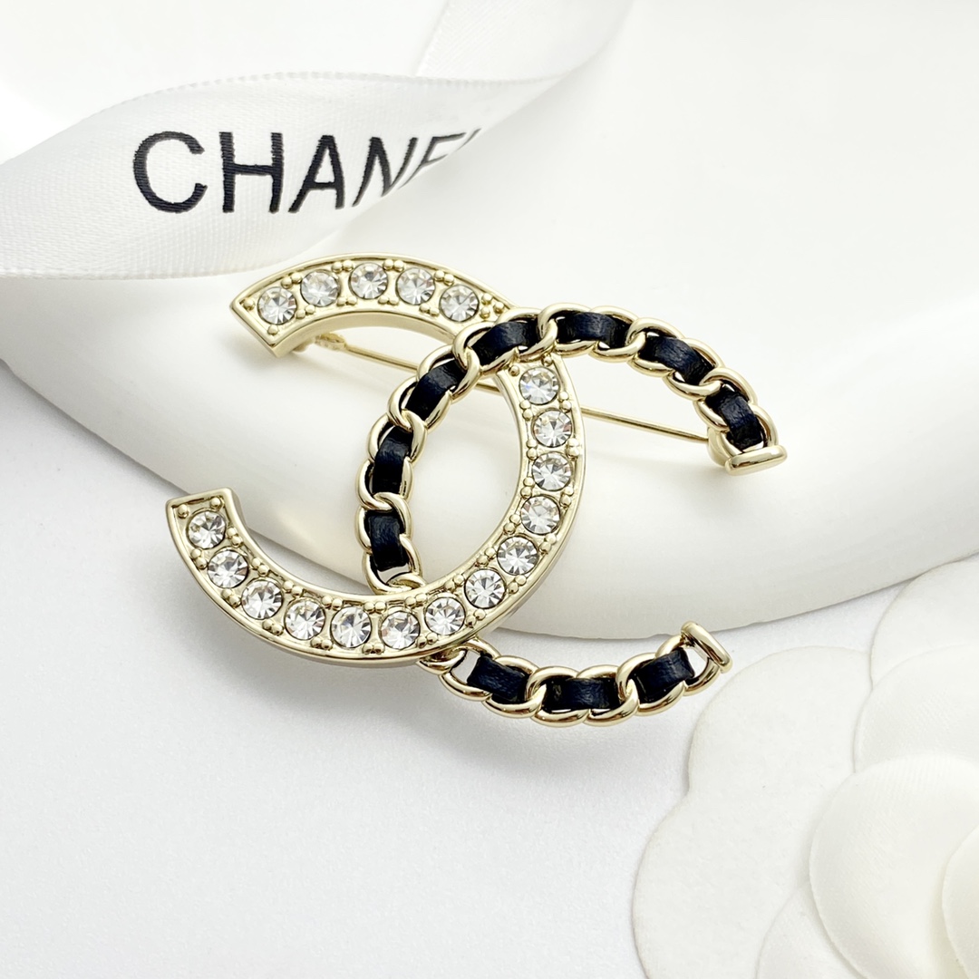 【 今日新款】编码A795 0257825 🛍Broches de Chanel en tendencia 🔥 ¡Nuevo lanzamiento! 🆕🆕🆕 😎CHAN 25 broche de doble C en oro…