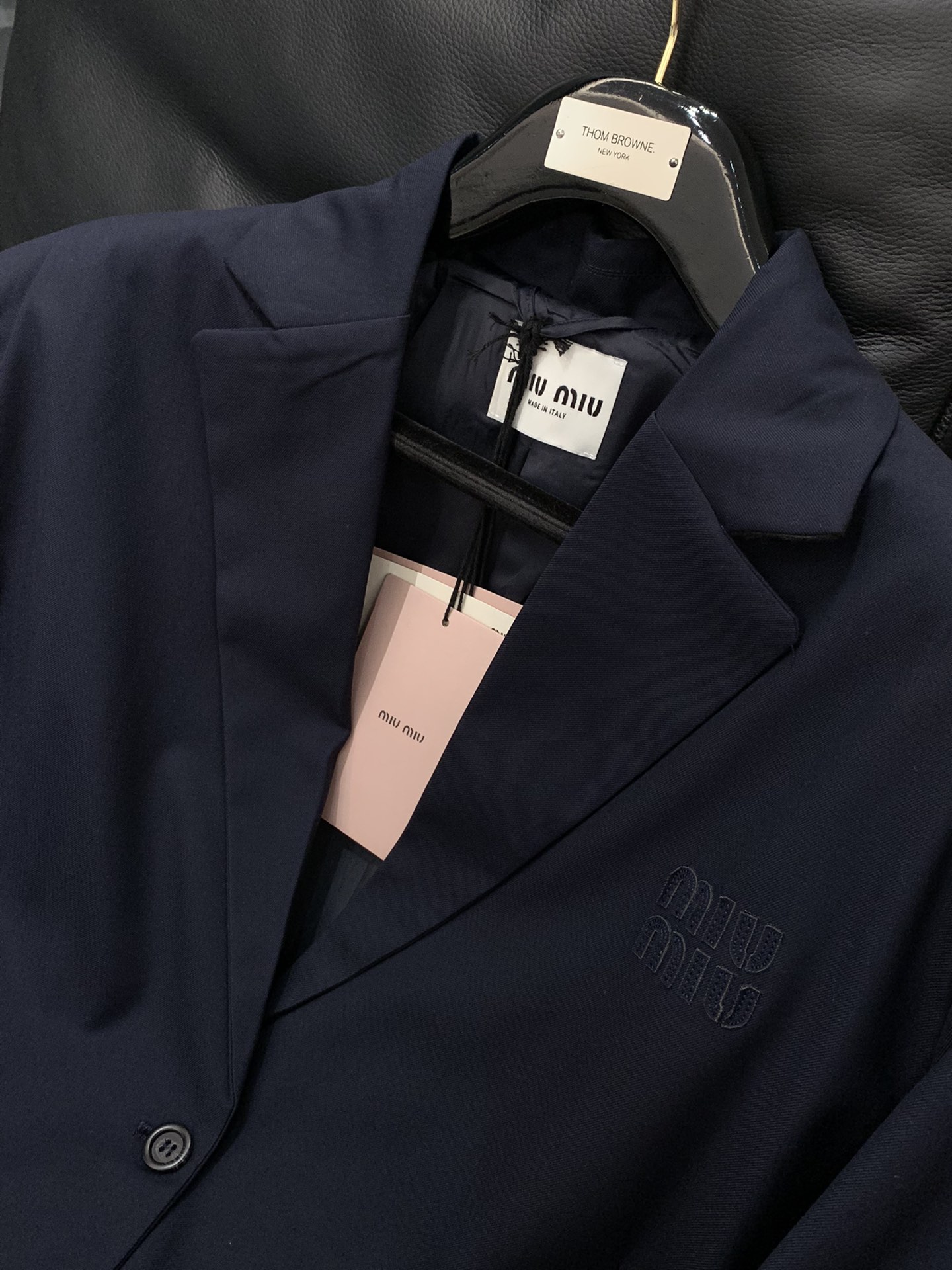 ，miu miu 2025秋季最新品，专柜同步有售，原单狠货，女款时尚休闲西装外套，进口原版面料，上身舒