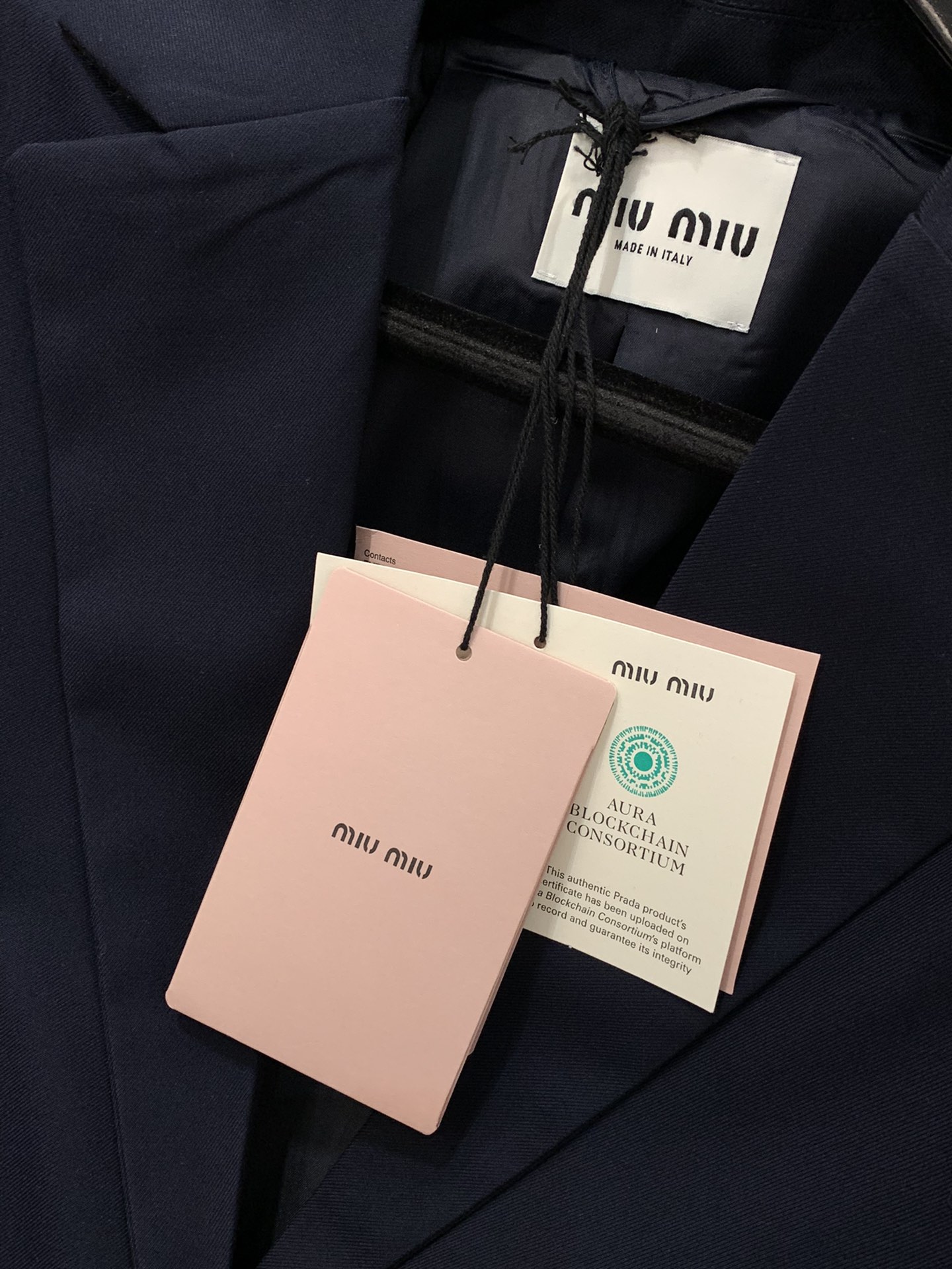 ，miu miu 2025秋季最新品，专柜同步有售，原单狠货，女款时尚休闲西装外套，进口原版面料，上身舒