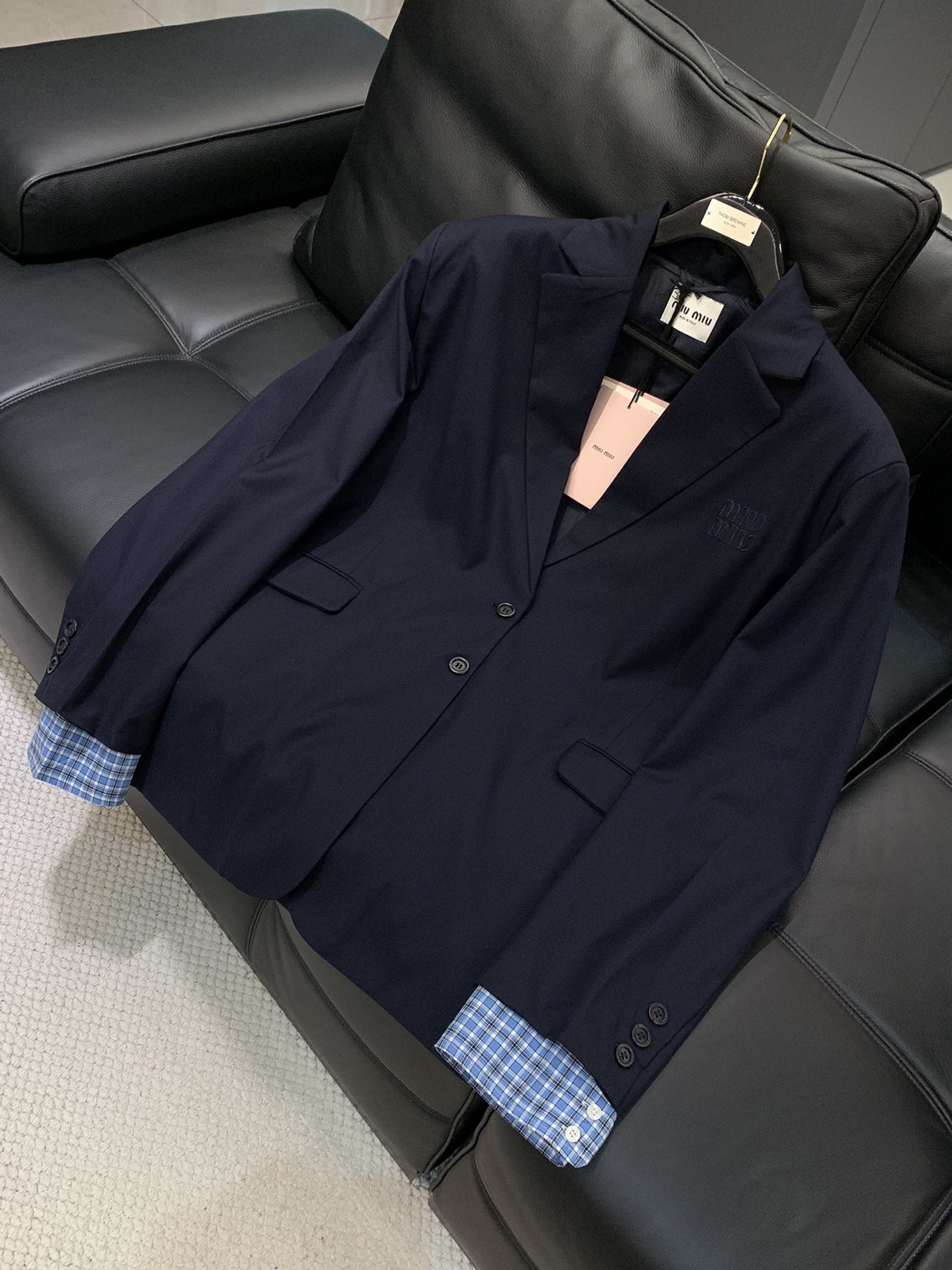 ，miu miu 2025秋季最新品，专柜同步有售，原单狠货，女款时尚休闲西装外套，进口原版面料，上身舒